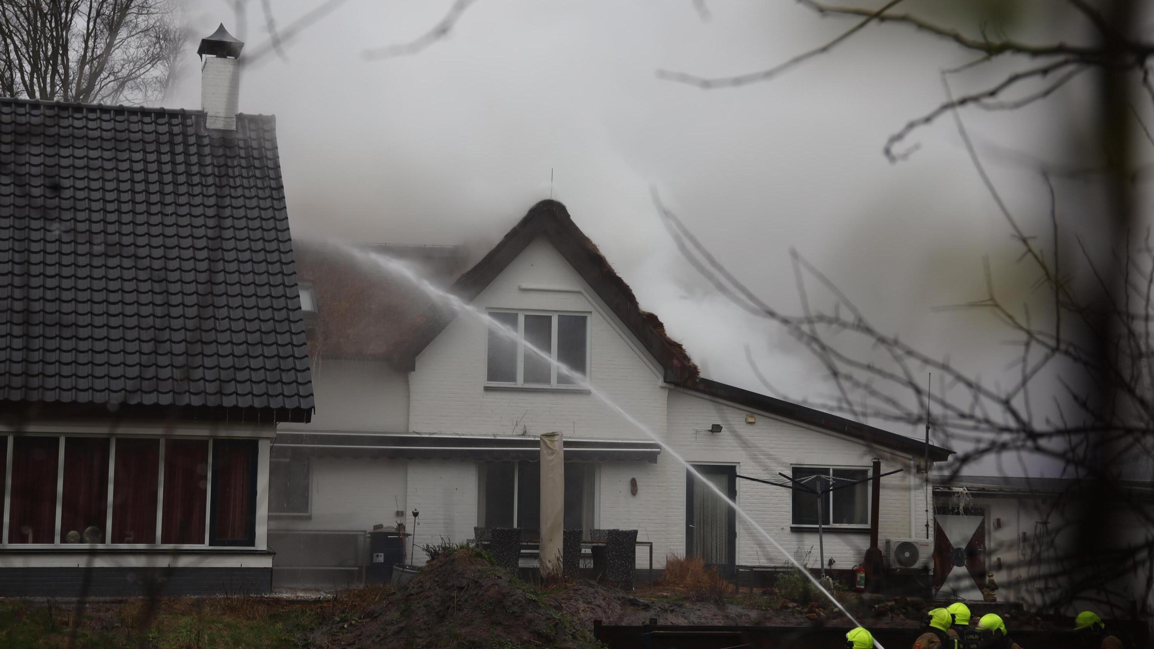 Opnieuw woningbrand in Heijen: lastig te blussen rieten dak van villa in lichterlaaie