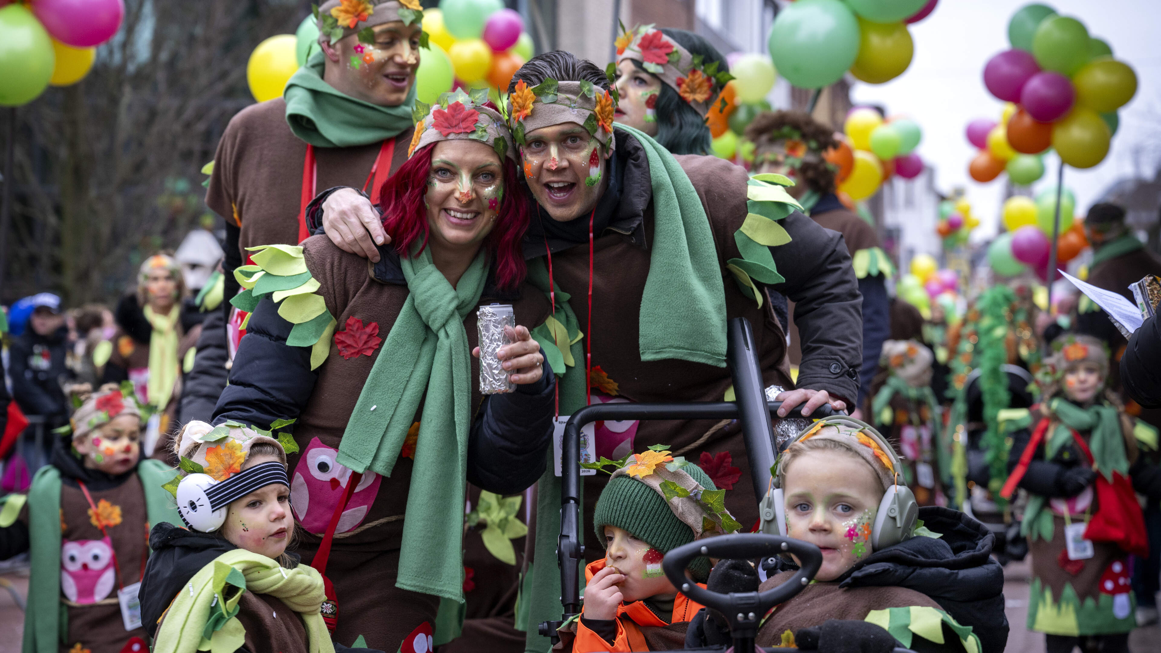 Zo vierde Limburg een zonnige carnavalszaterdag: bekijk hier de mooiste foto’s