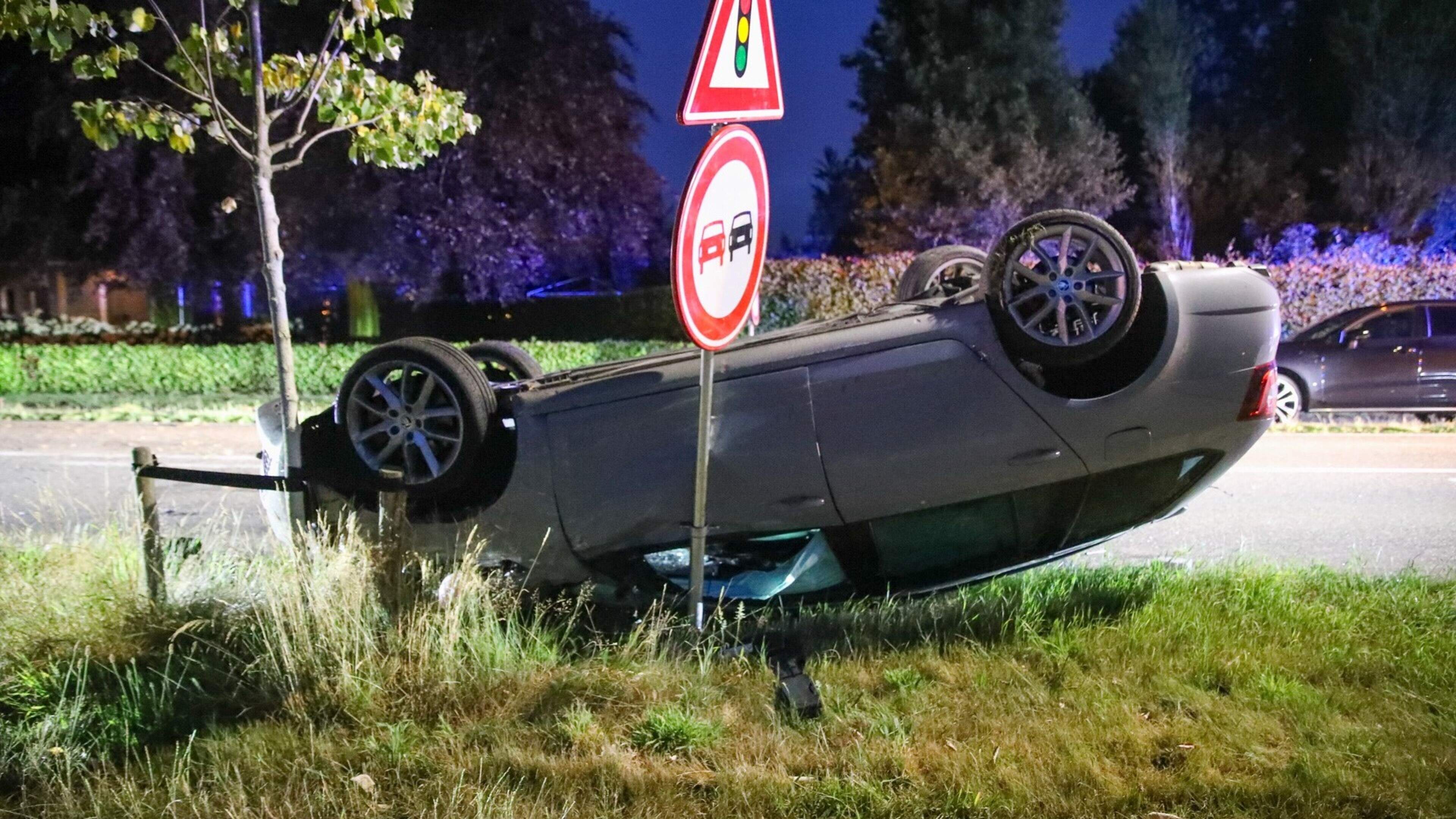 Auto slaat over de kop in Leveroy, bestuurder is gevlucht