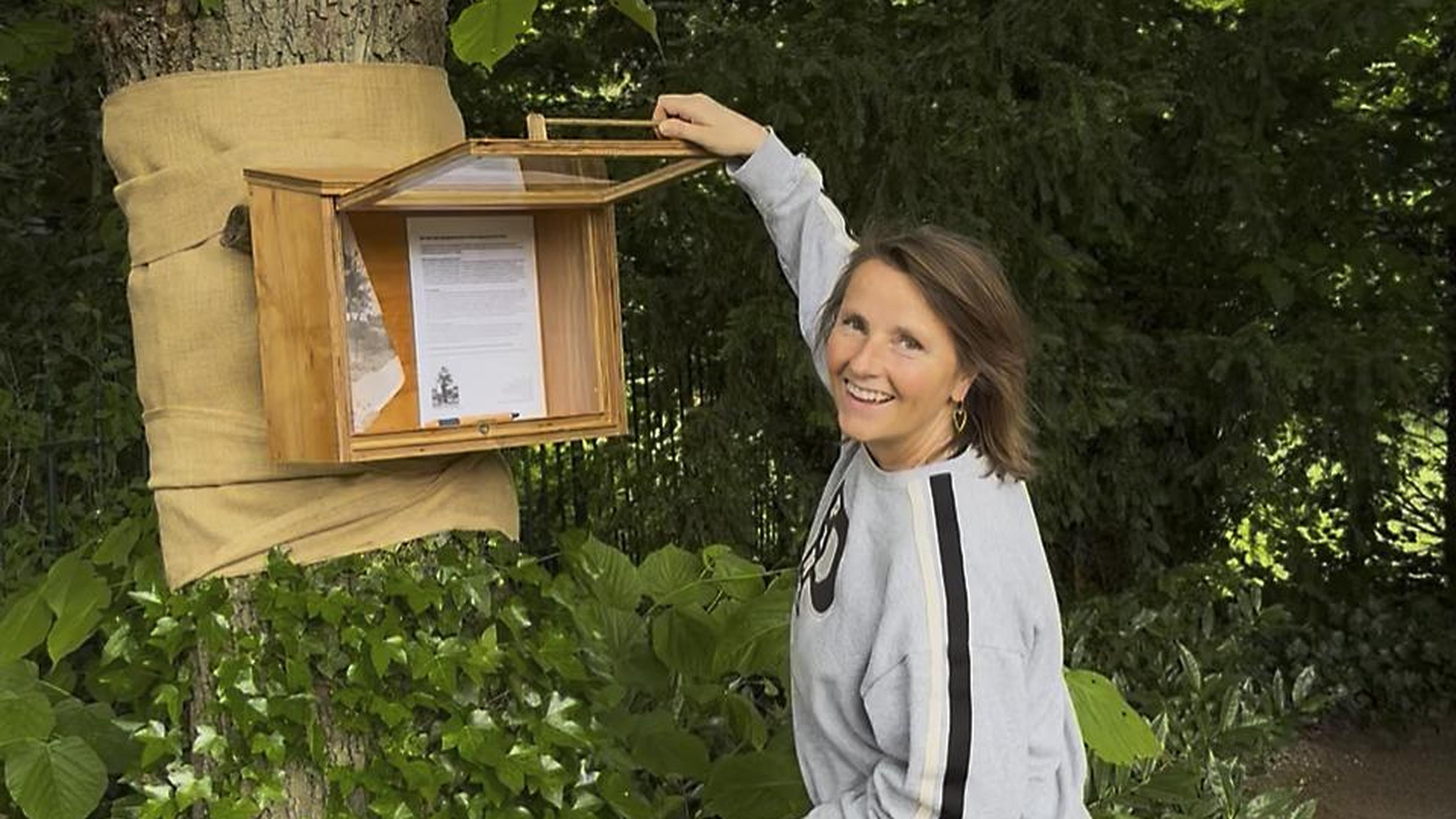 Kunstinstallatie Vivian Keulards in Reuver: boom vol zakdoekjes voor de moed en tranen van oma Trina