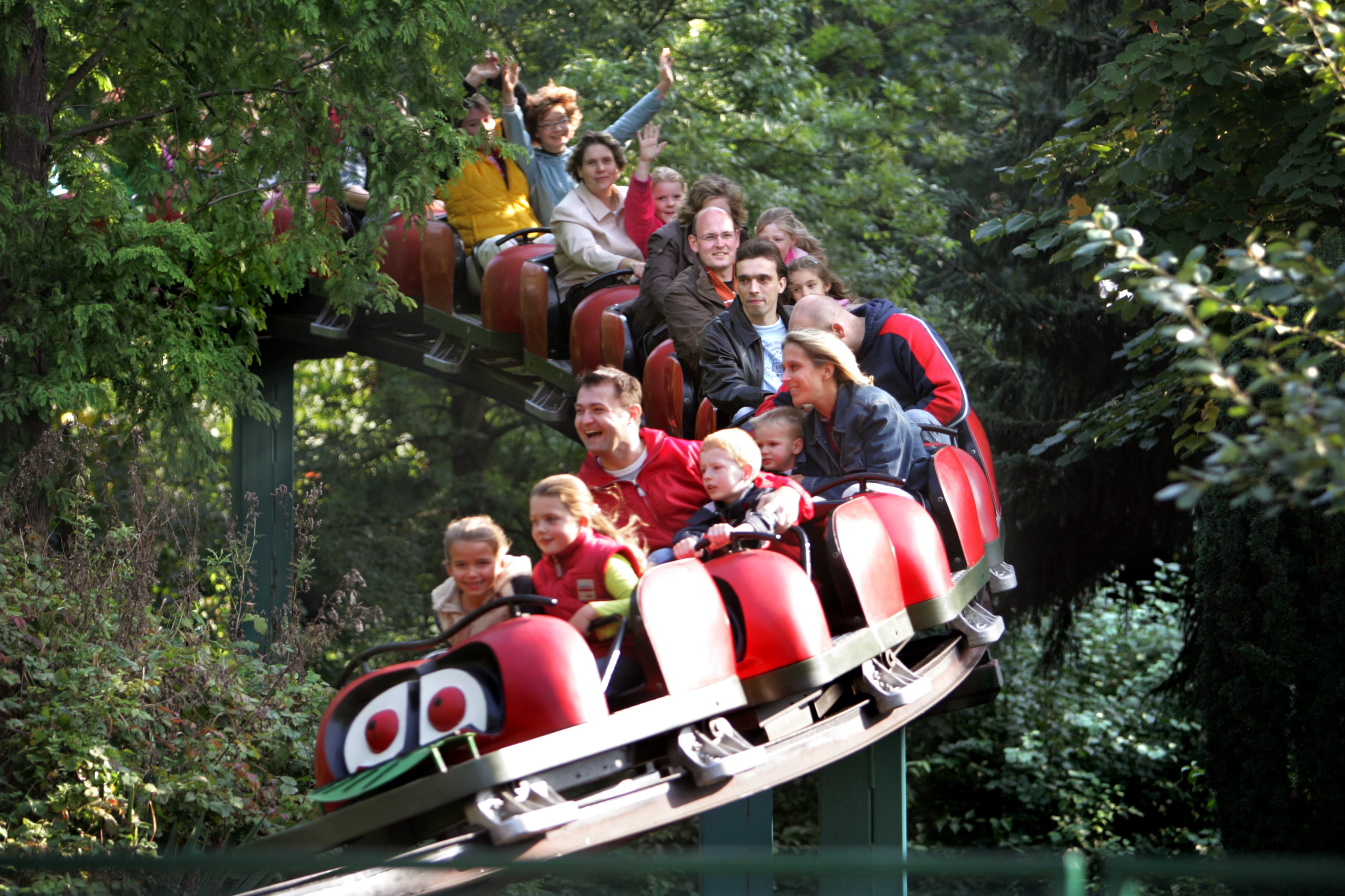 Oude familieachtbaan uit De Valkenier duikt na jaren op in Pools pretpark