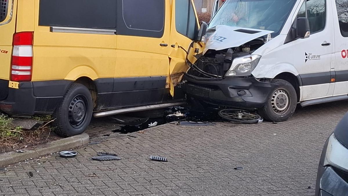 Bestuurder gewond bij aanrijding met lantaarnpaal in Venlo: busje van Omnibuzz crasht