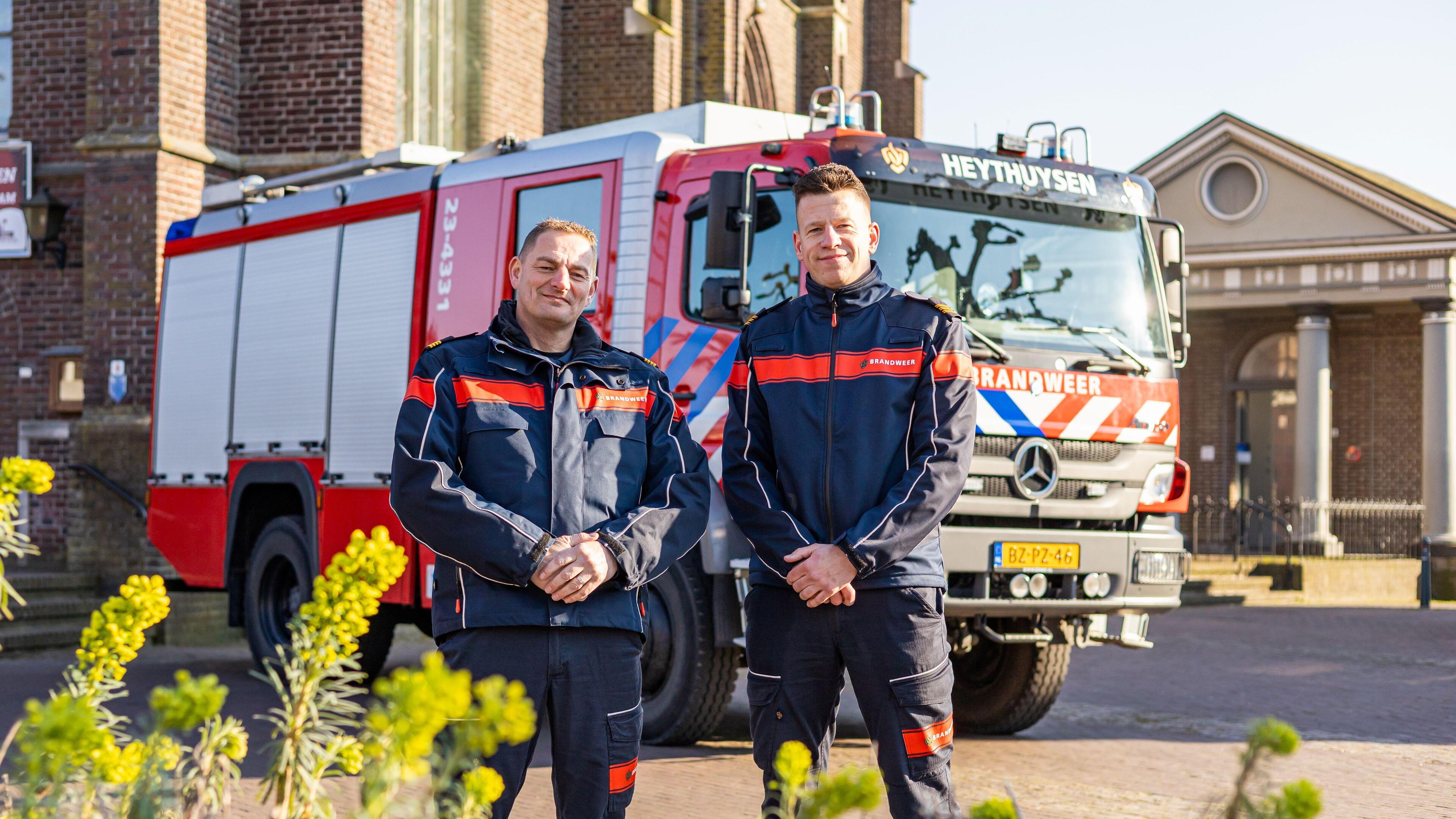 Onthulling van twee meter hoge ‘vlam’ op Kerkplein vormt sluitstuk van eeuwfeest vrijwillige brandwe