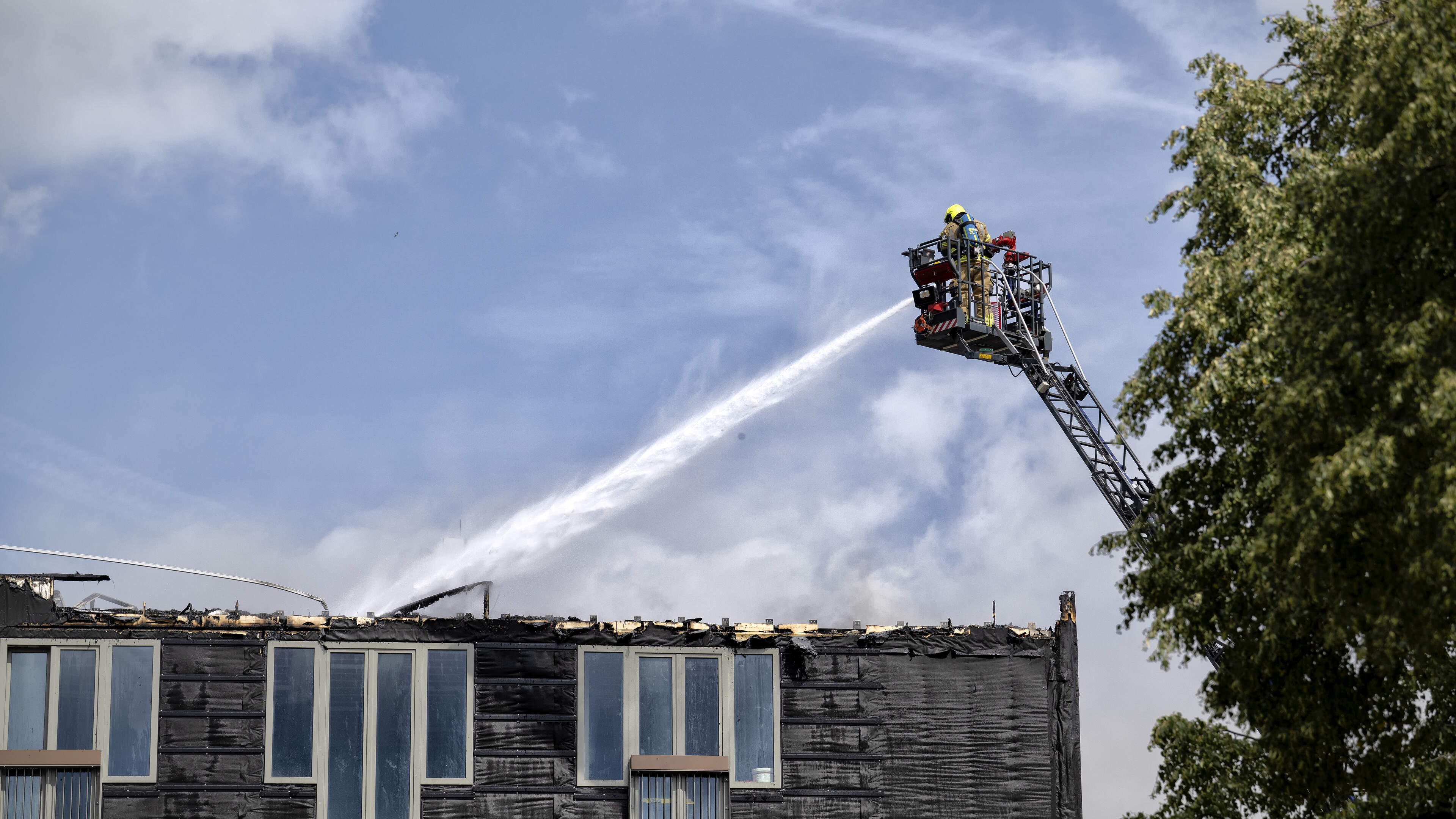 Brandweercommandant Léon Houben waarschuwt voor hoog risico bij dakwerkzaamheden: ‘Met een emmertje 
