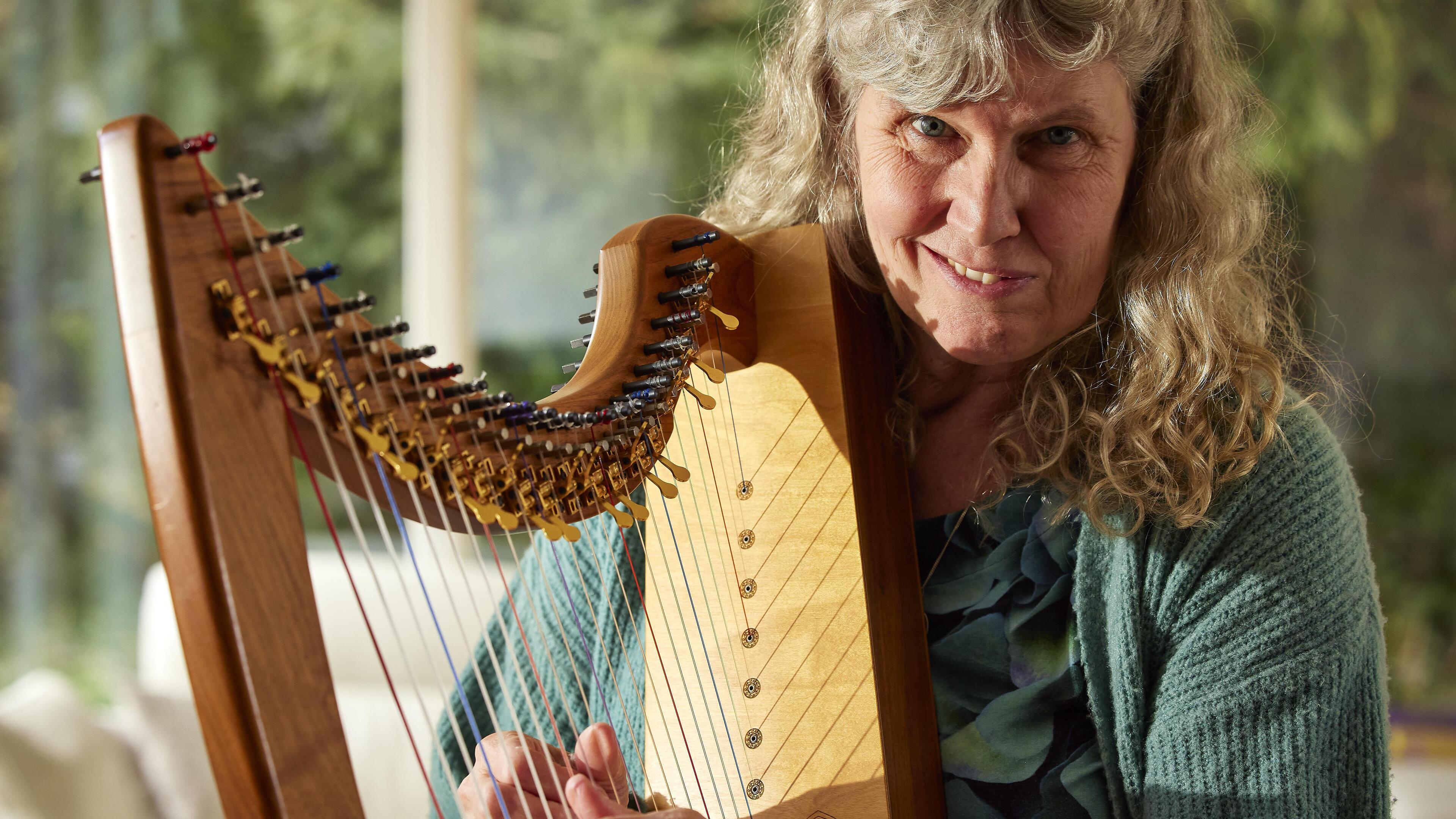Liesbeth (57) uit Heythuysen verzorgt harptherapie aan sterfbed: ‘Mensen komen op andere gedachten, 