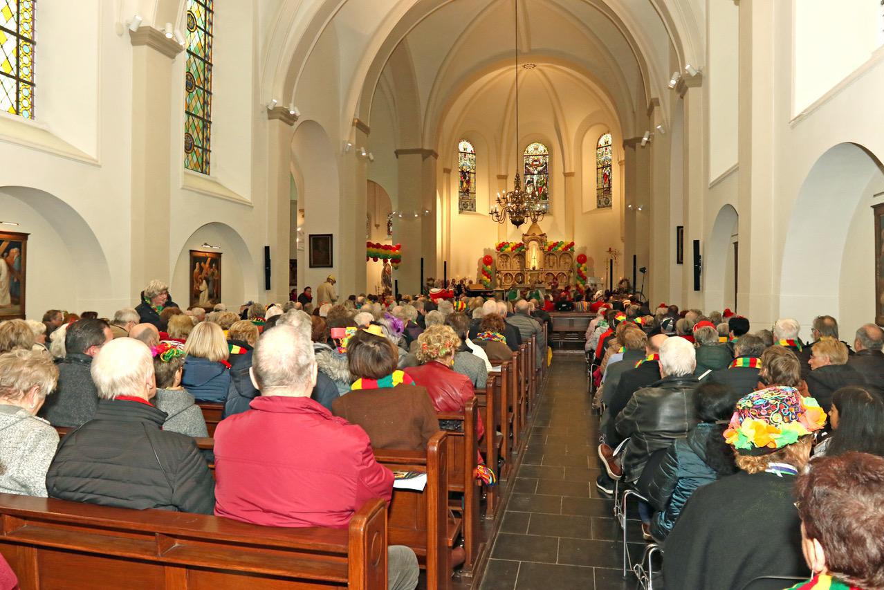 Dialectmis Schaesberg uitgegroeid tot carnavalsevenement: ‘Het is drukker in de kerk dan met Kerstmi