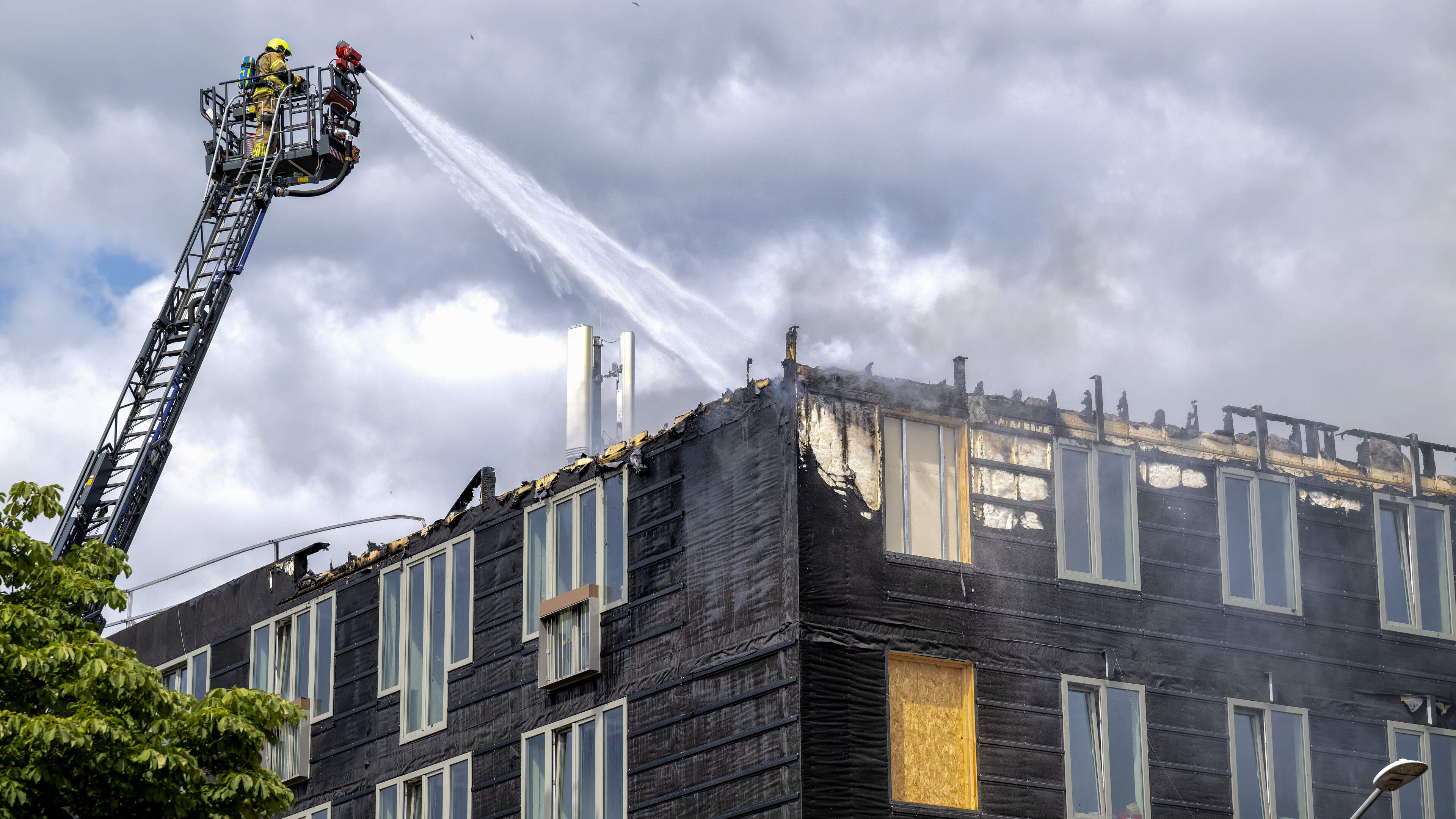 Oplevering wooncomplex Maastricht vertraagd door dakbrand, onderzoek naar gevolgen duurt nog weken
