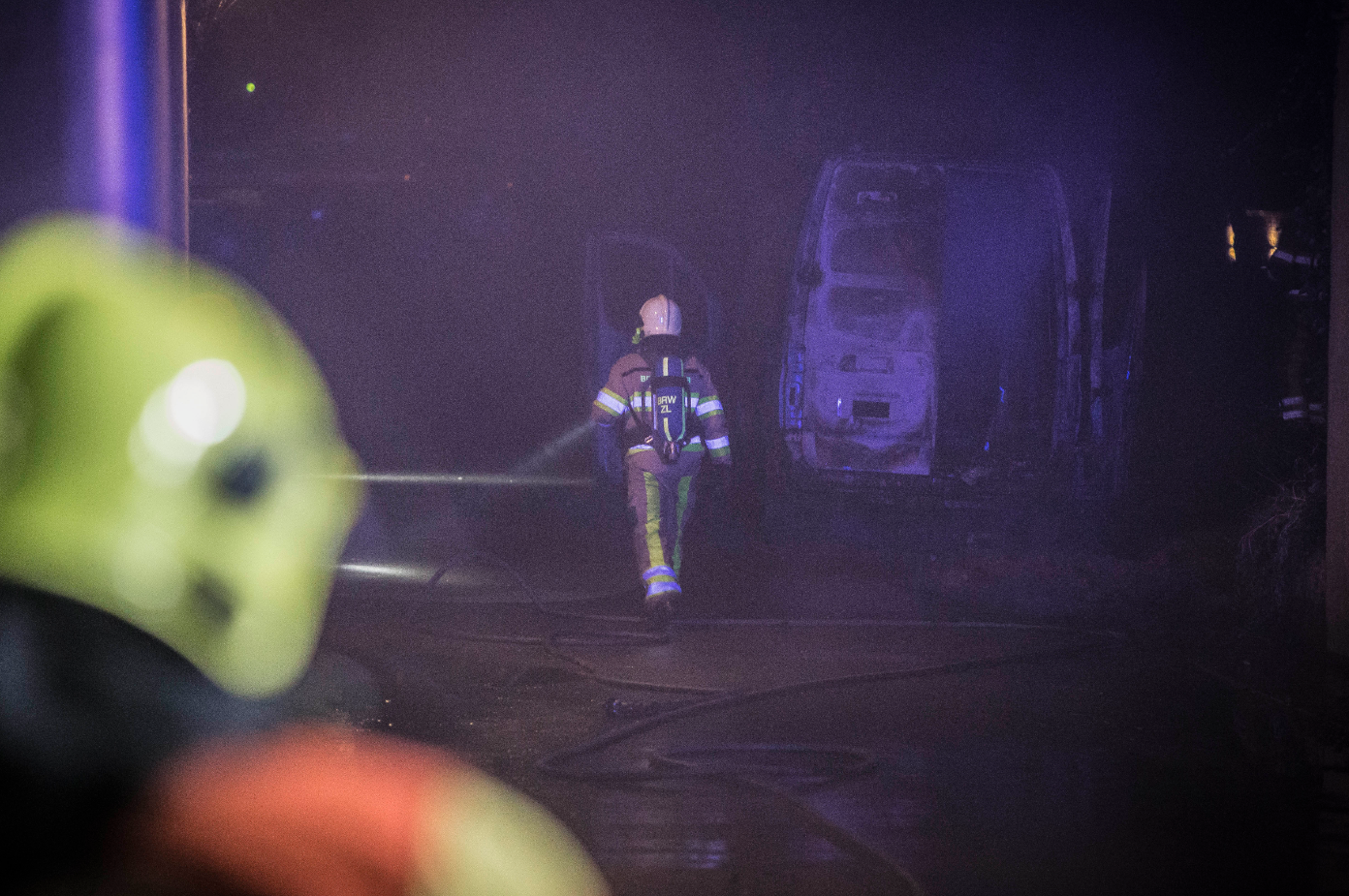 Bestelbus met afval onder viaduct aangetroffen
