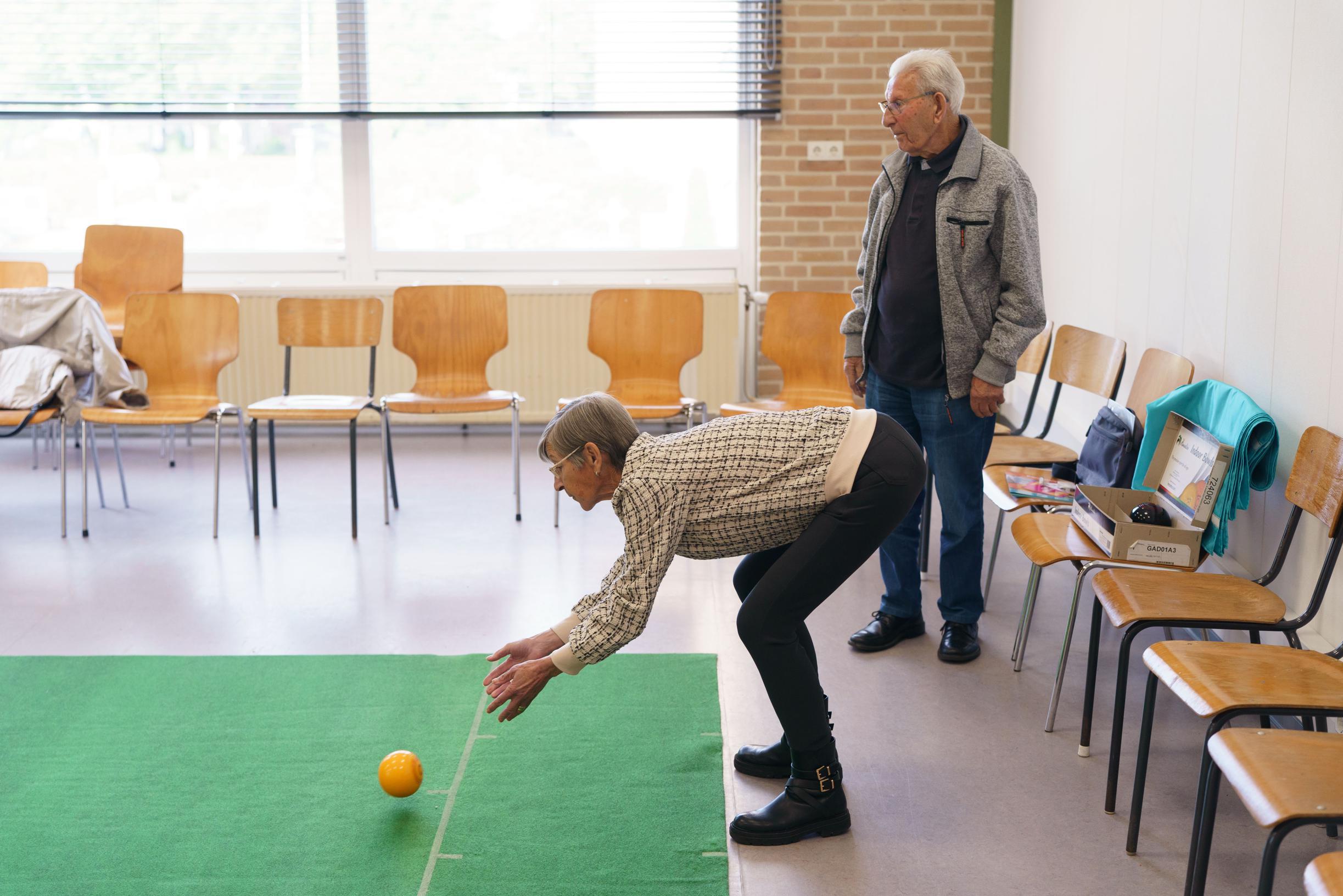 Ouderen in Munstergeleen spelen koersbal en spelletjes tegen eenzaamheid: ‘Voor het eerst in dagen d
