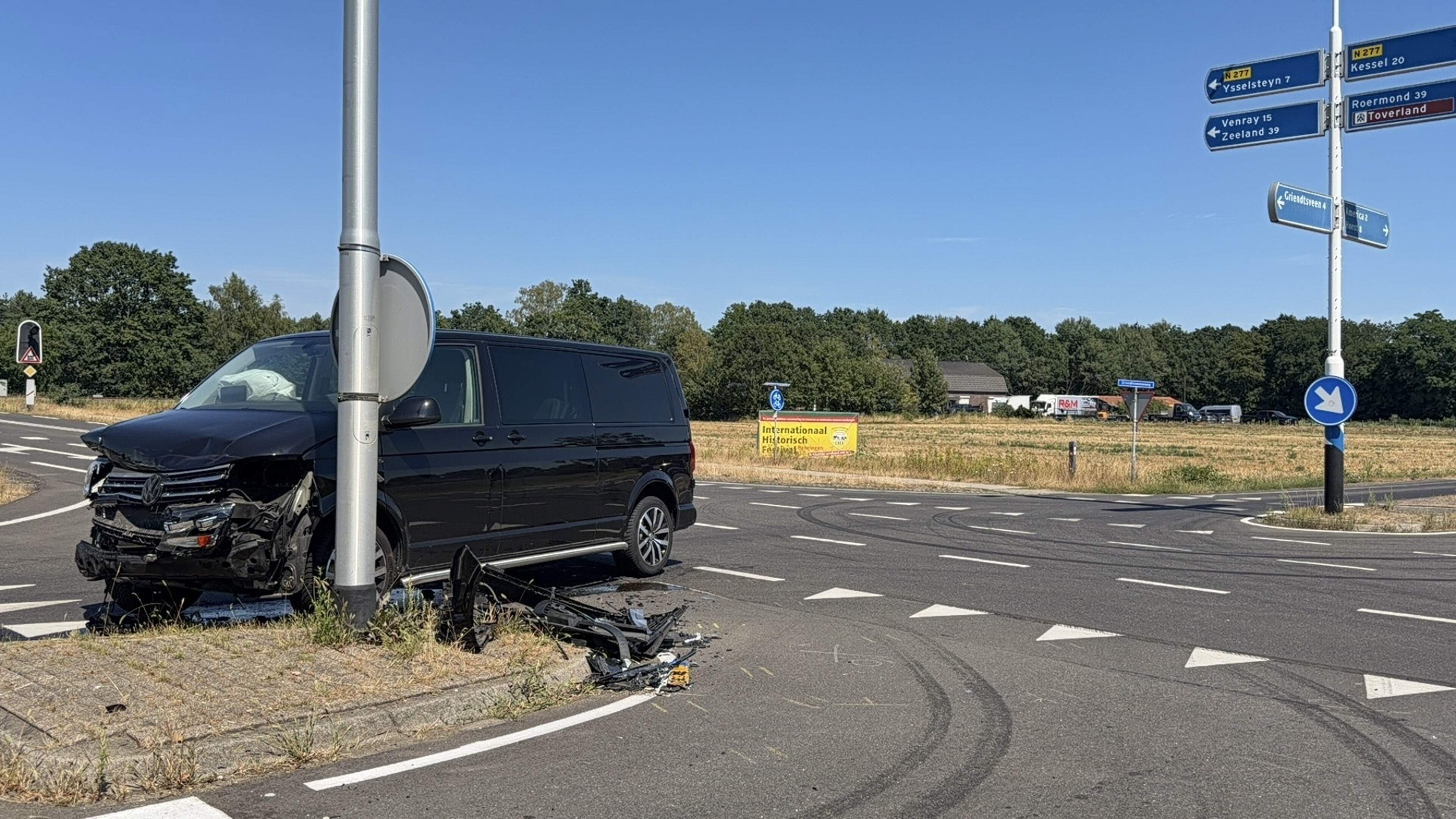 Twee voertuigen zwaar beschadigd na botsing op kruising in America: traumahelikopter opgeroepen