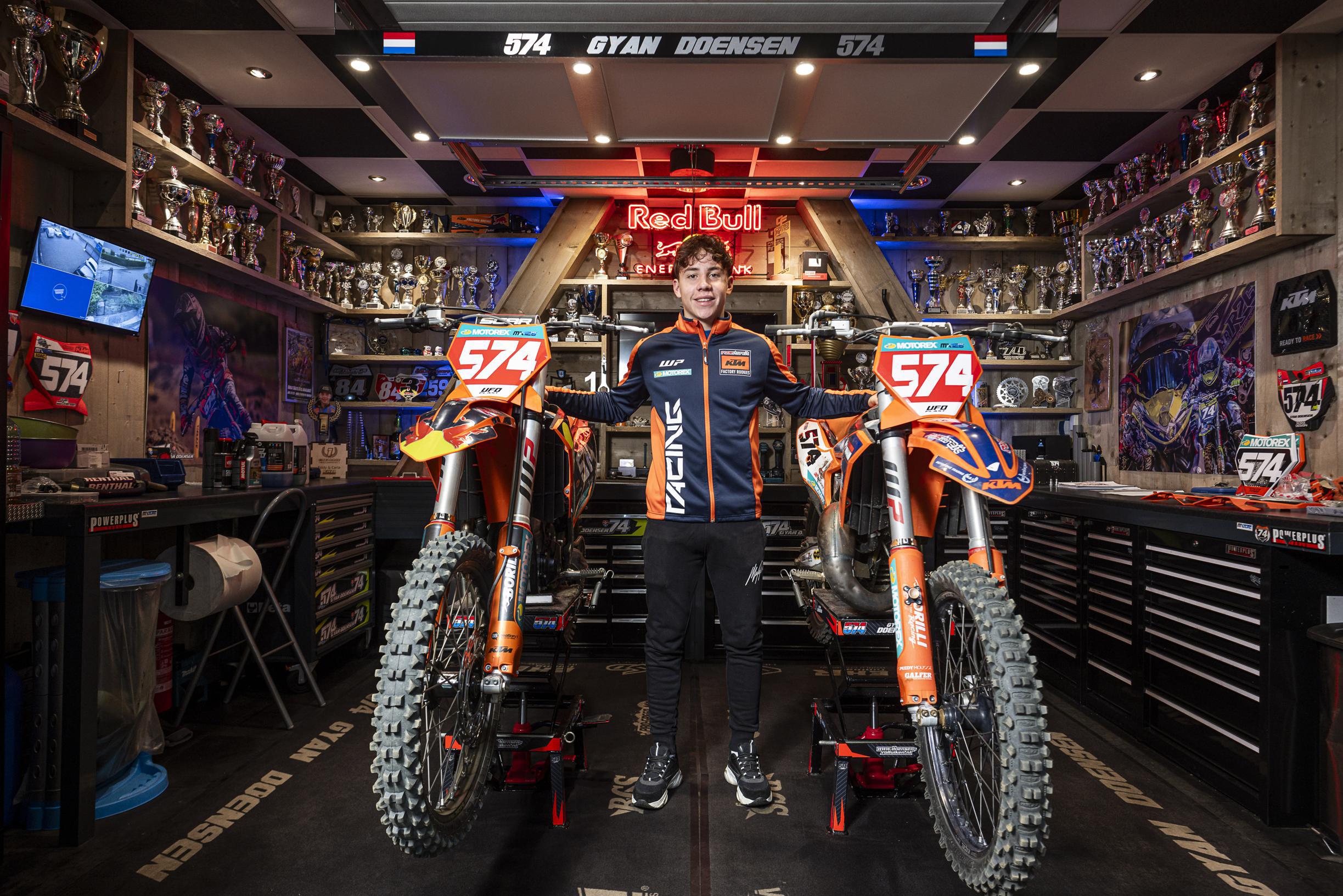 Met fabriekscontract bij KTM op zak jaagt scholier Gyan Doensen uit Swalmen - dit keer wel heel rela