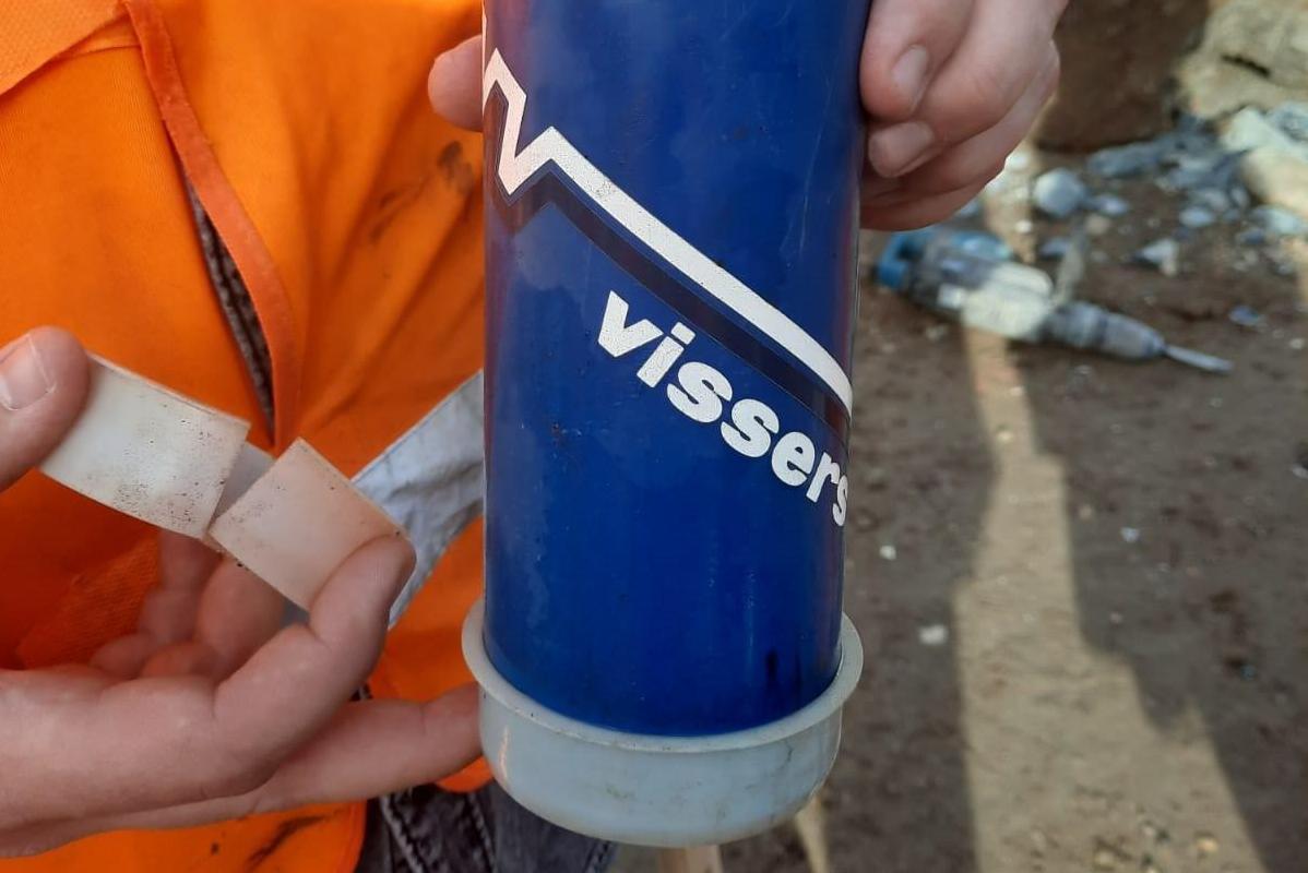 ‘Tijdcapsule’ in Stevensweert doorstaat tand des tijds niet: document van bijna 40 jaar oud onleesba
