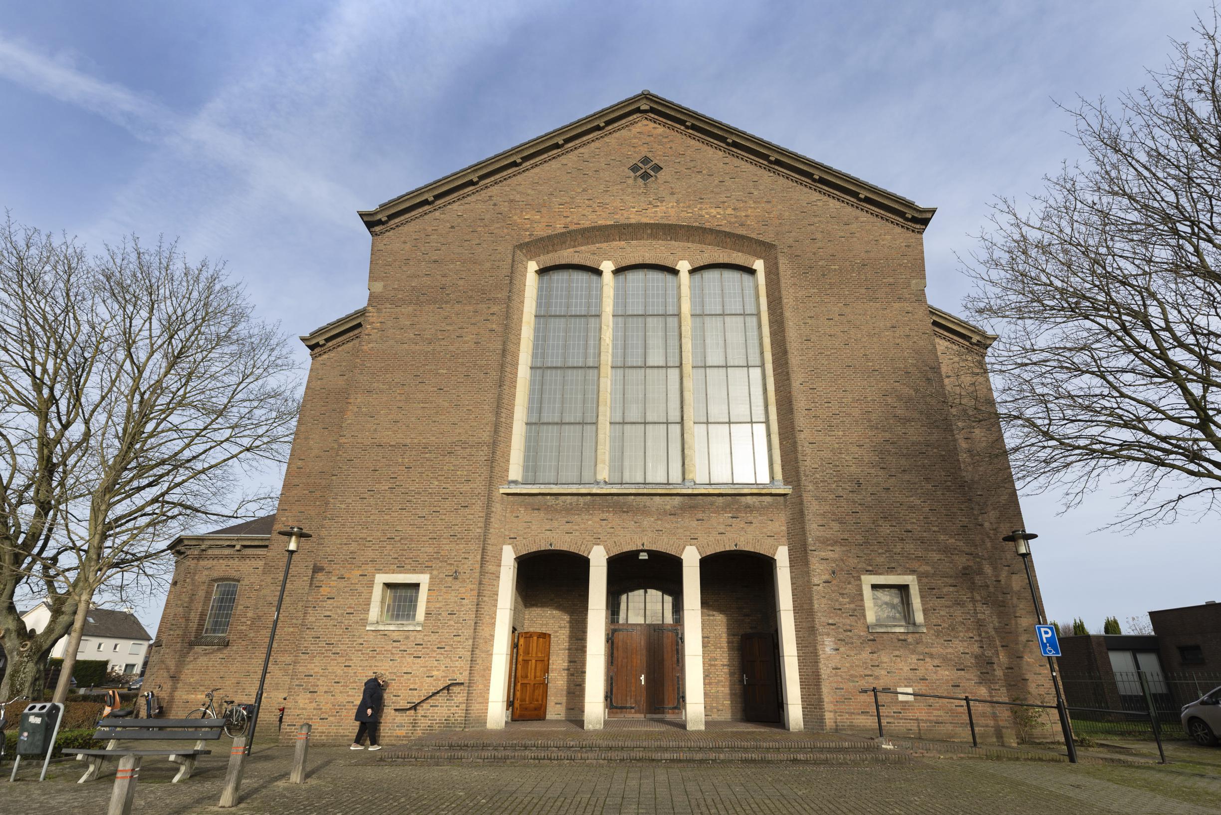 Niet alleen kritiek maar ook bijval voor pastoor Elsloo die fanfare buiten de kerk houdt: ‘Hij doet 