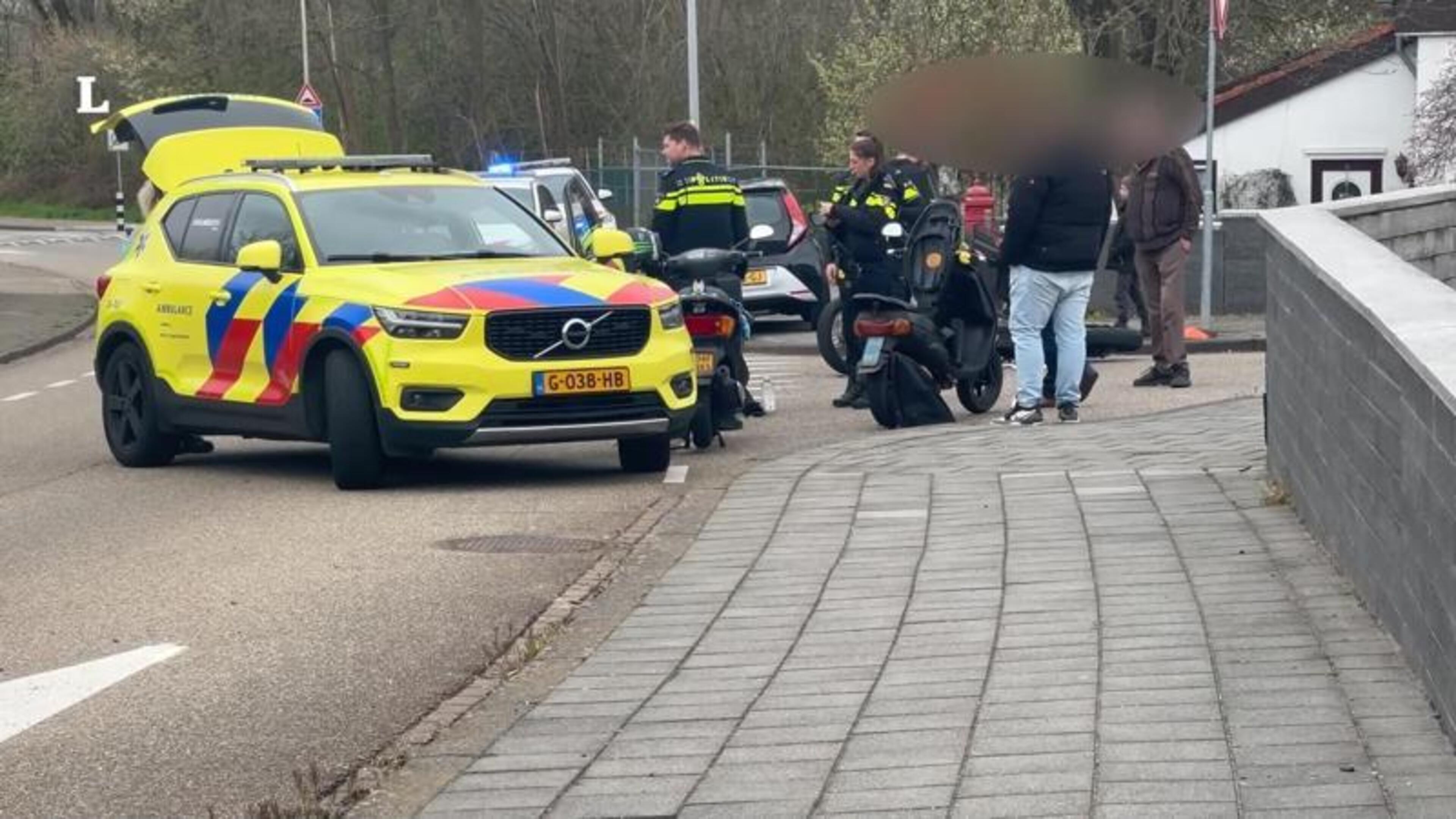 Video motorrijder gewond na aanrijding met auto in Heerlen