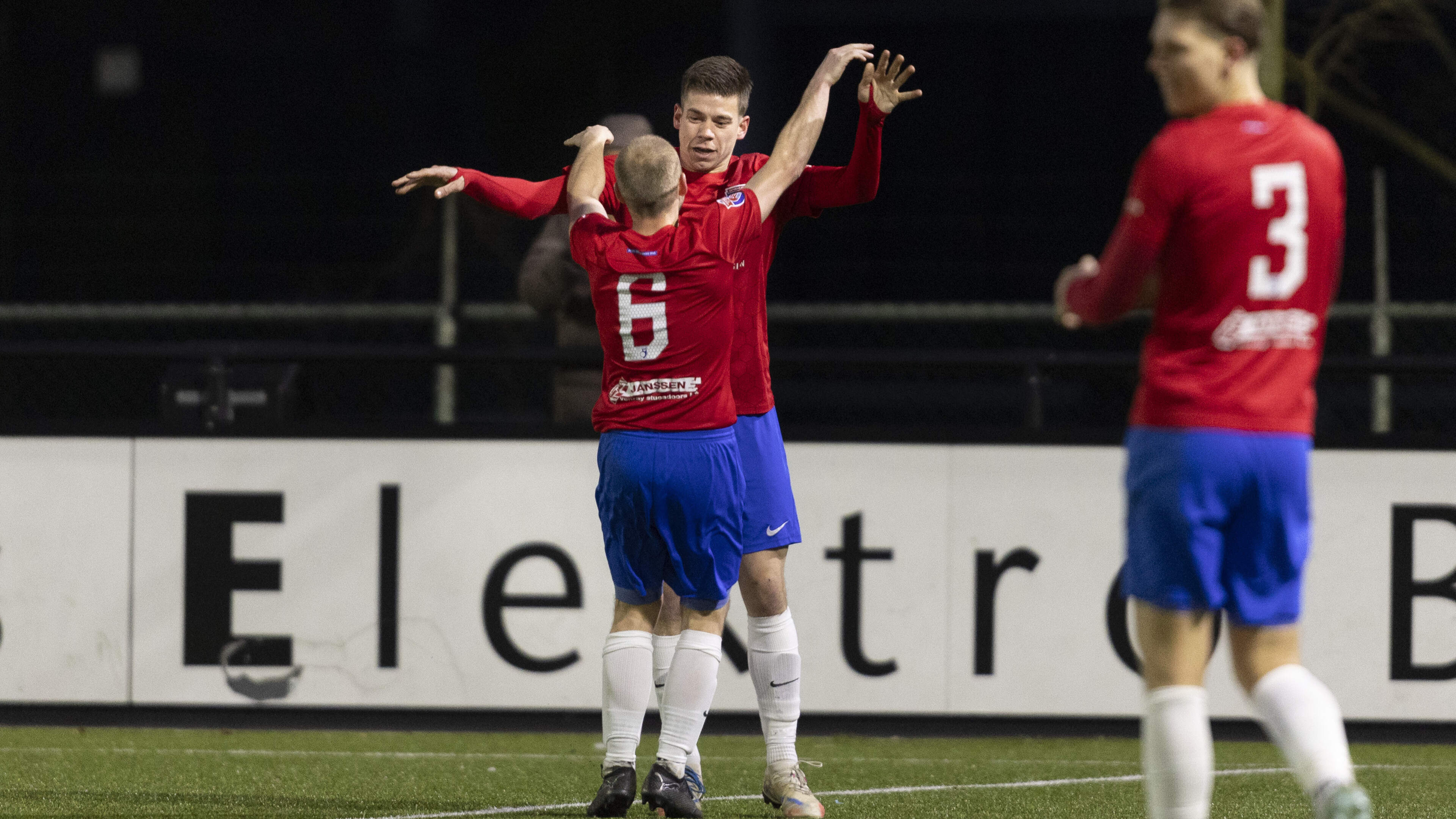 SV Venray zegeviert in Malden en is dicht bij rechtstreekse handhaving: ‘We zijn er nog niet, er zij