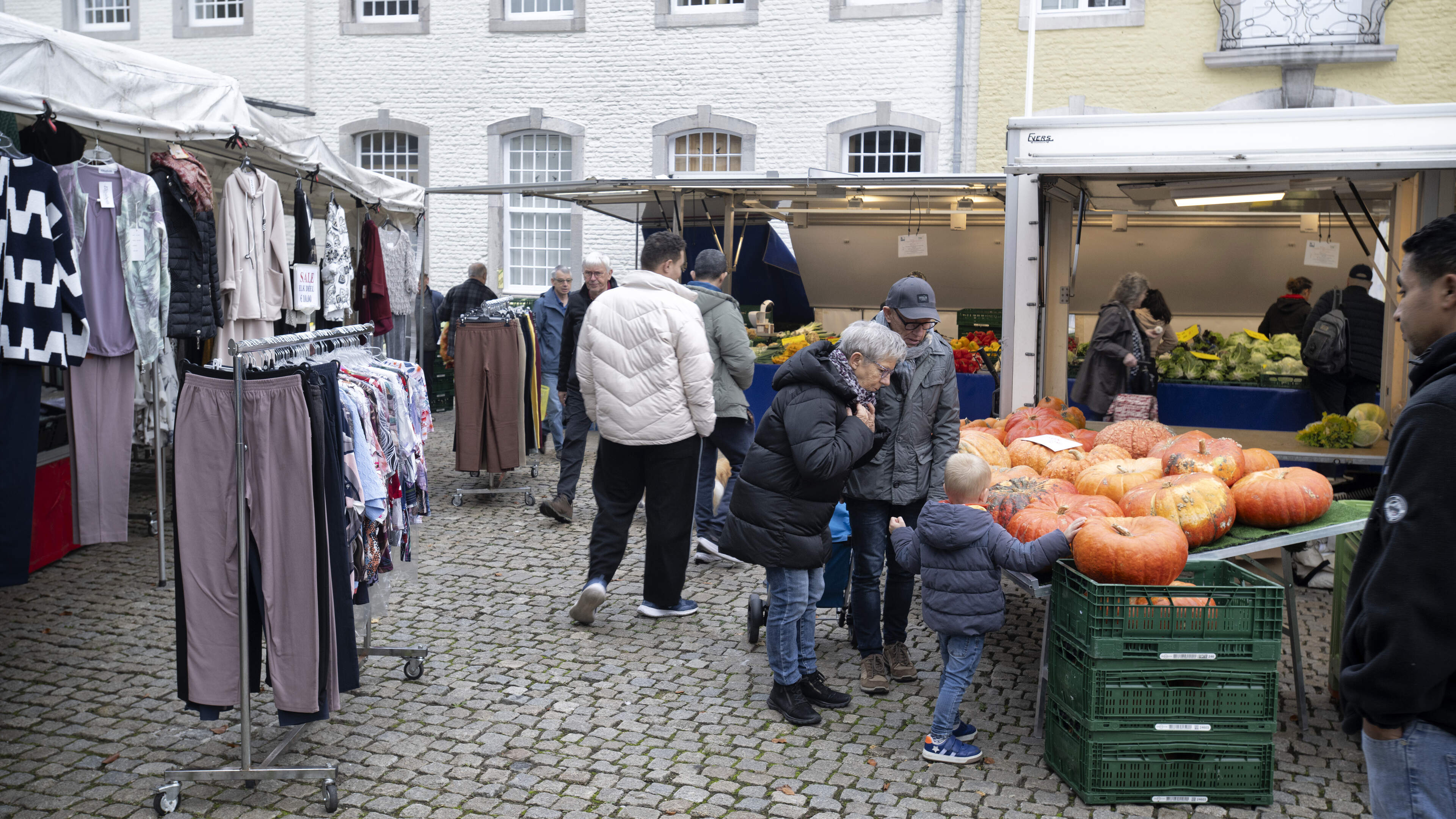 Boost voor nog immer populaire weekmarkt van Vaals: ‘In de rij voor de backfisch hoort bij de ervari