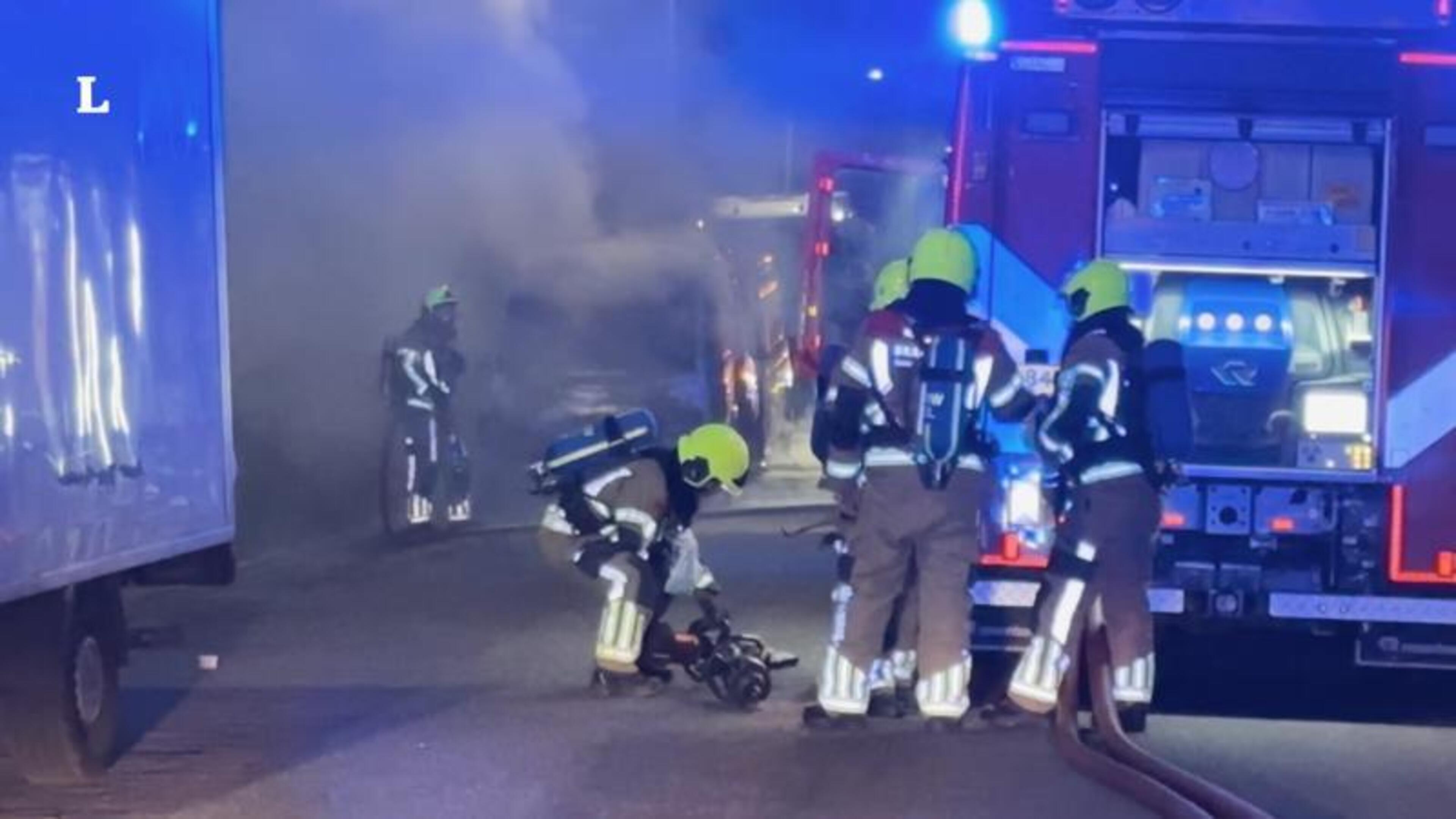 Opnieuw autobranden in Elsloo: drie busjes in vlammen op