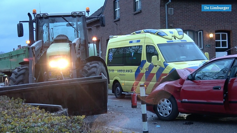 Automobilist overleden na botsing met tractor in Vlodrop