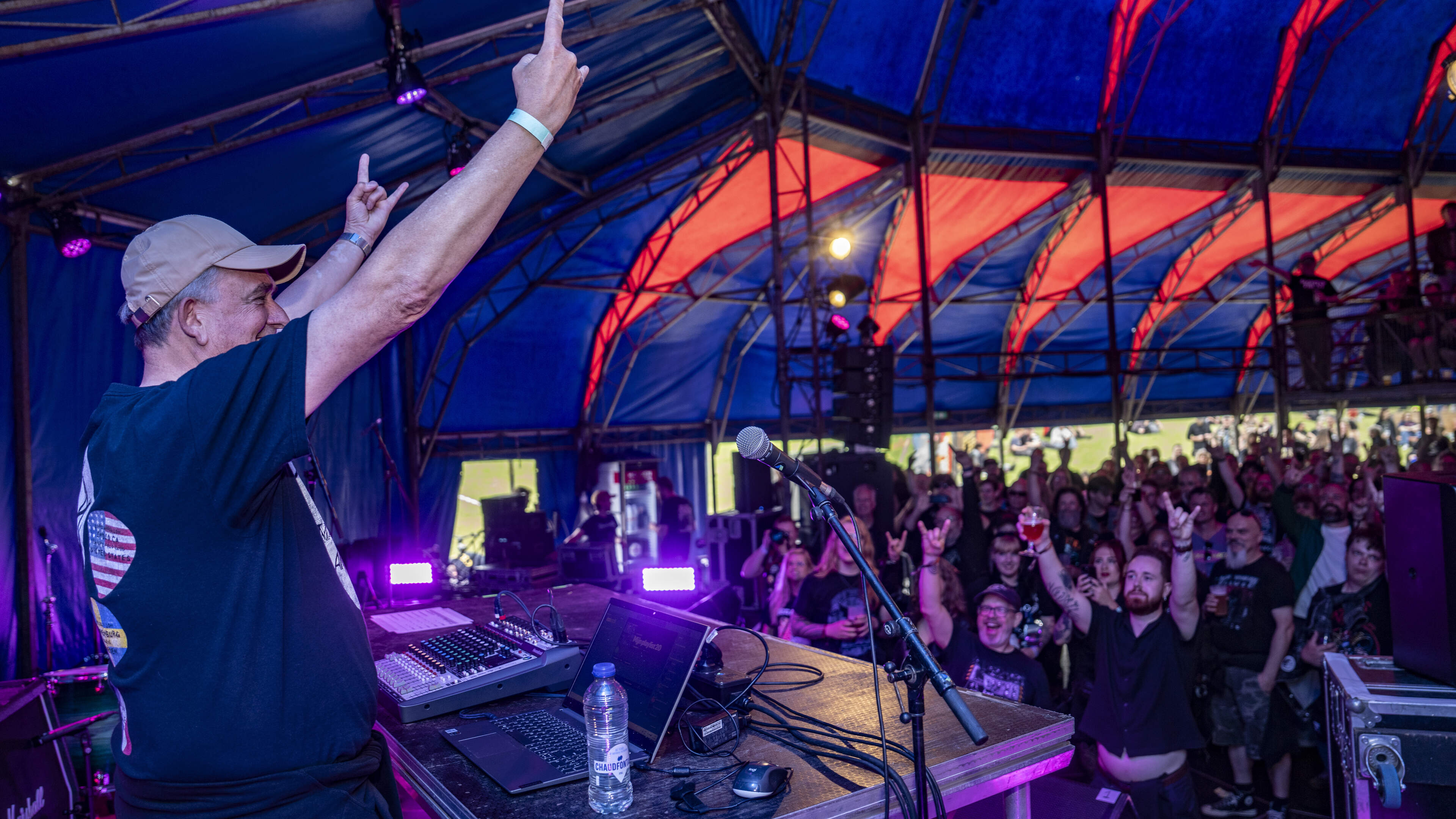 Gouverneur Emile Roemer ontpopt zich tot rockster op metalfestival South of Heaven in Maastricht: ‘T