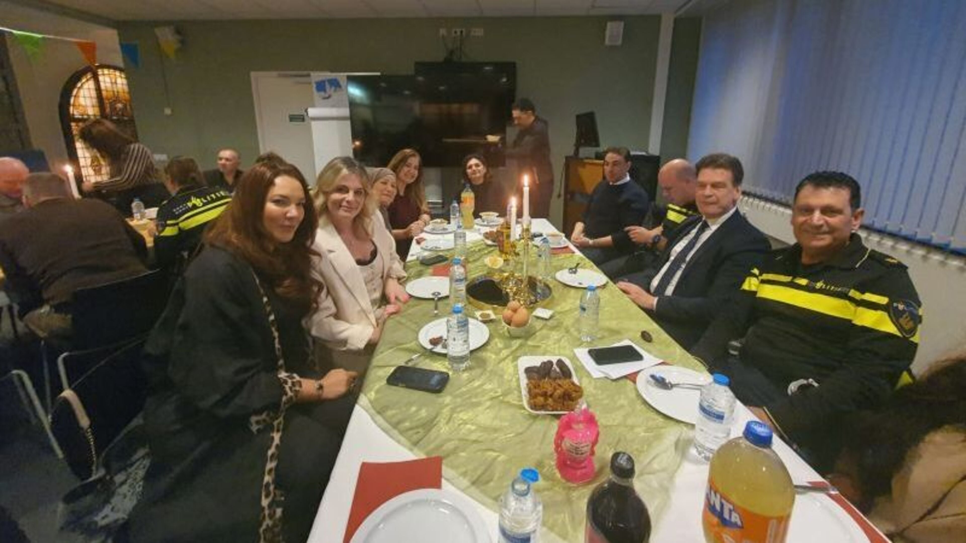 Politie organiseert één iftar in Heerlen en die staat nu ter discussie