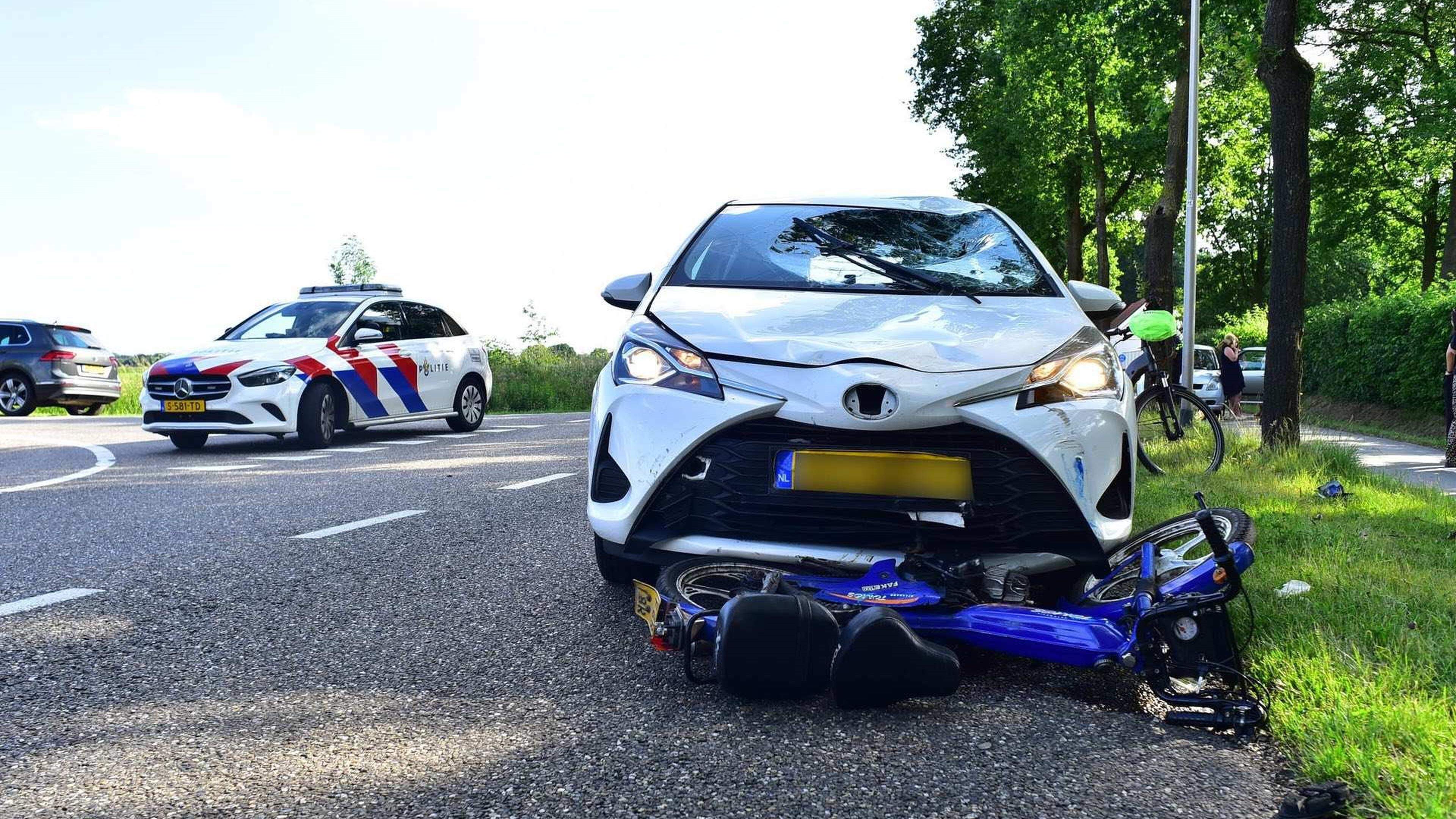 Bromfietser raakt gewond bij aanrijding met auto in Roggel
