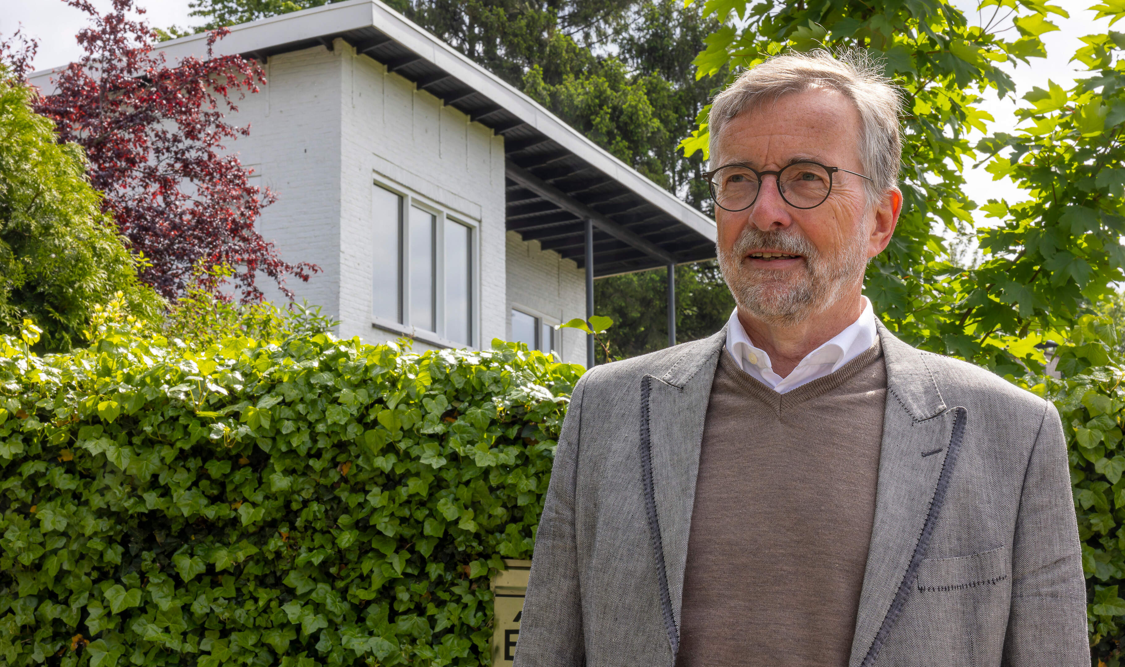 ‘Mijn vader is belazerd door Oranje Nassau’; zoon mijningenieur biedt inkijk in het leven van de eli