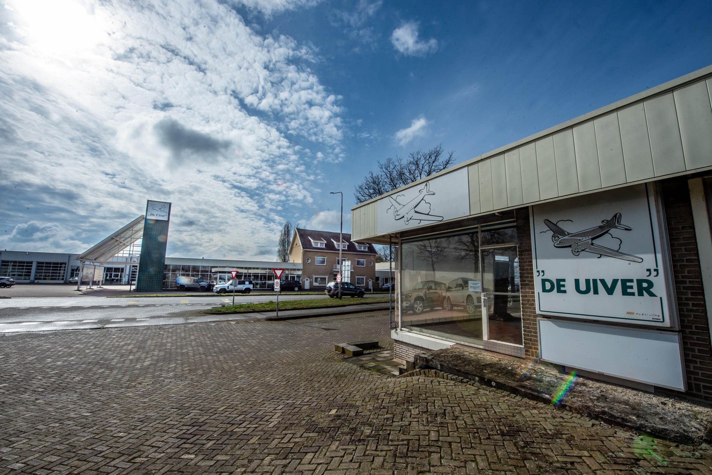 Bedrijven, groen en weg op plek autodealer bij Doenrade