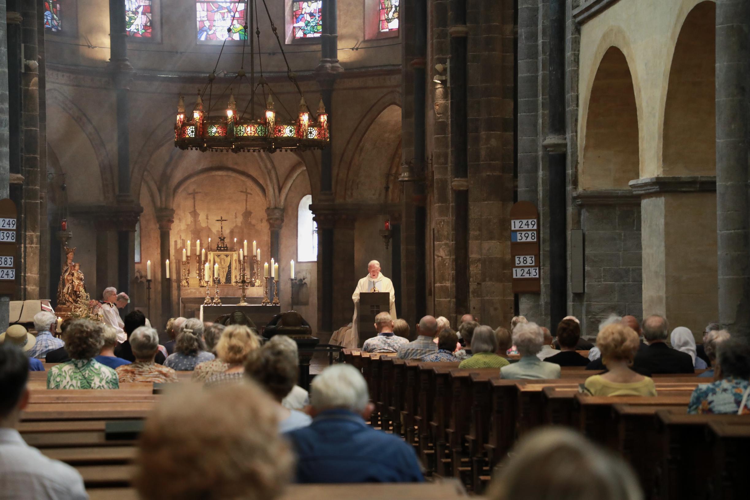 Katholieke Kerk viert het Hoogfeest van Maria Tenhemelopneming in de ...