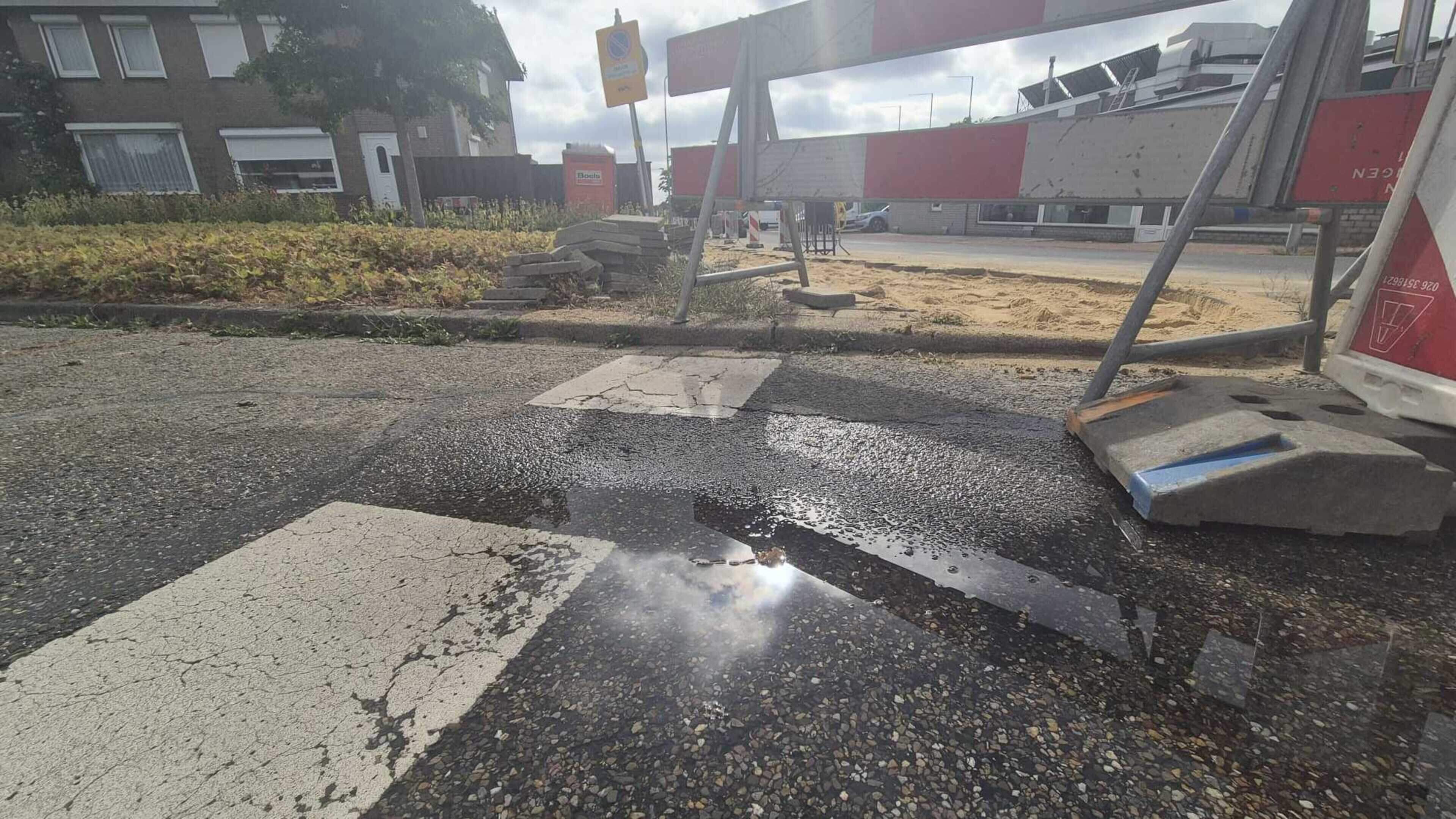 Waarom stroomt drinkwater in Landgraaf dagenlang over de weg? ‘Niet wenselijk in deze tijd van droog