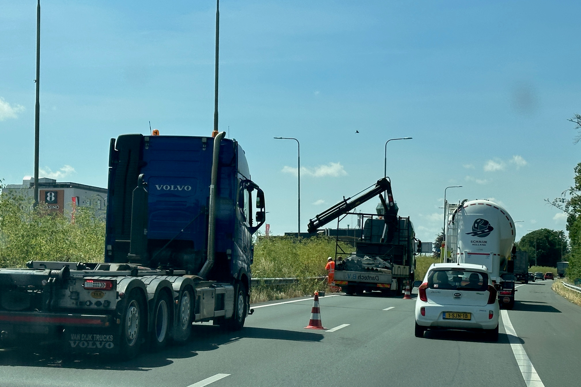 Kapotte vrachtwagen ter hoogte van Maastricht Aachen Airport zorgt voor forse vertraging op A2