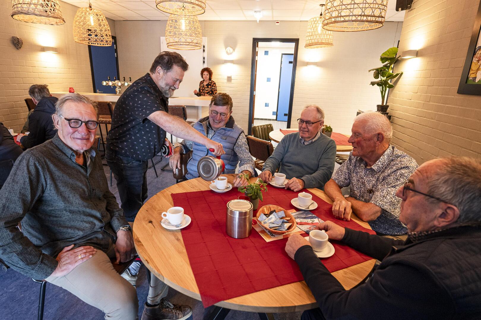 Drie jaar geleden was het dorpshuis in Roggel op sterven na dood, nu is ...