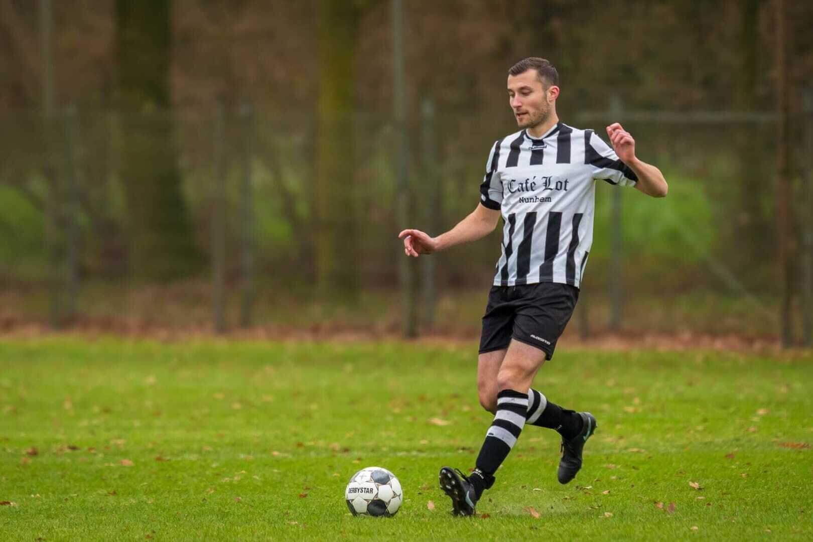 Lars Hendrix maakte in blessuretijd de winnende voor SV Roggel tegen ...