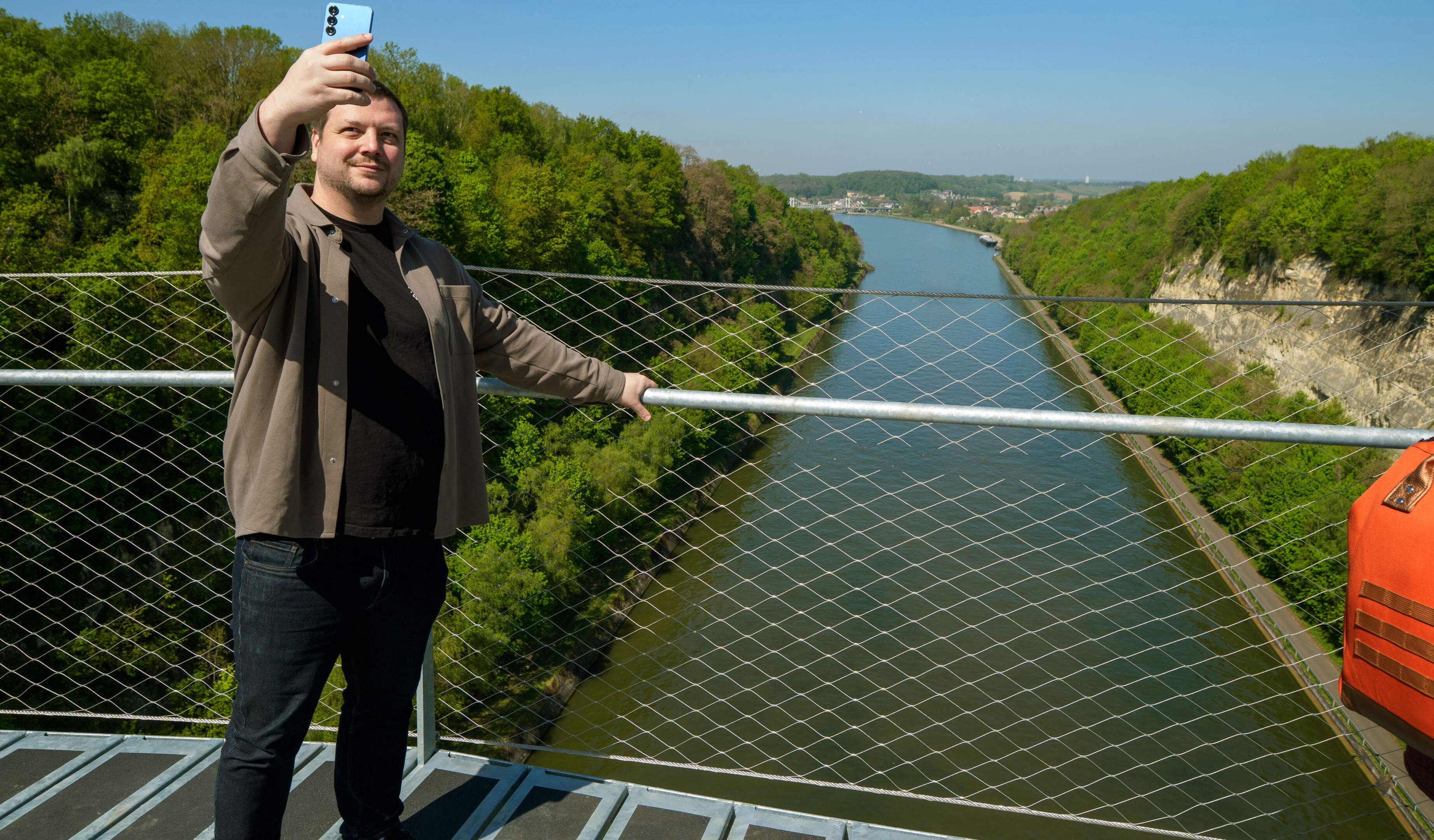 Spectaculaire wandel-hangbrug over Albertkanaal bij Kanne gaat zaterdag open: je moet hier geen hoog