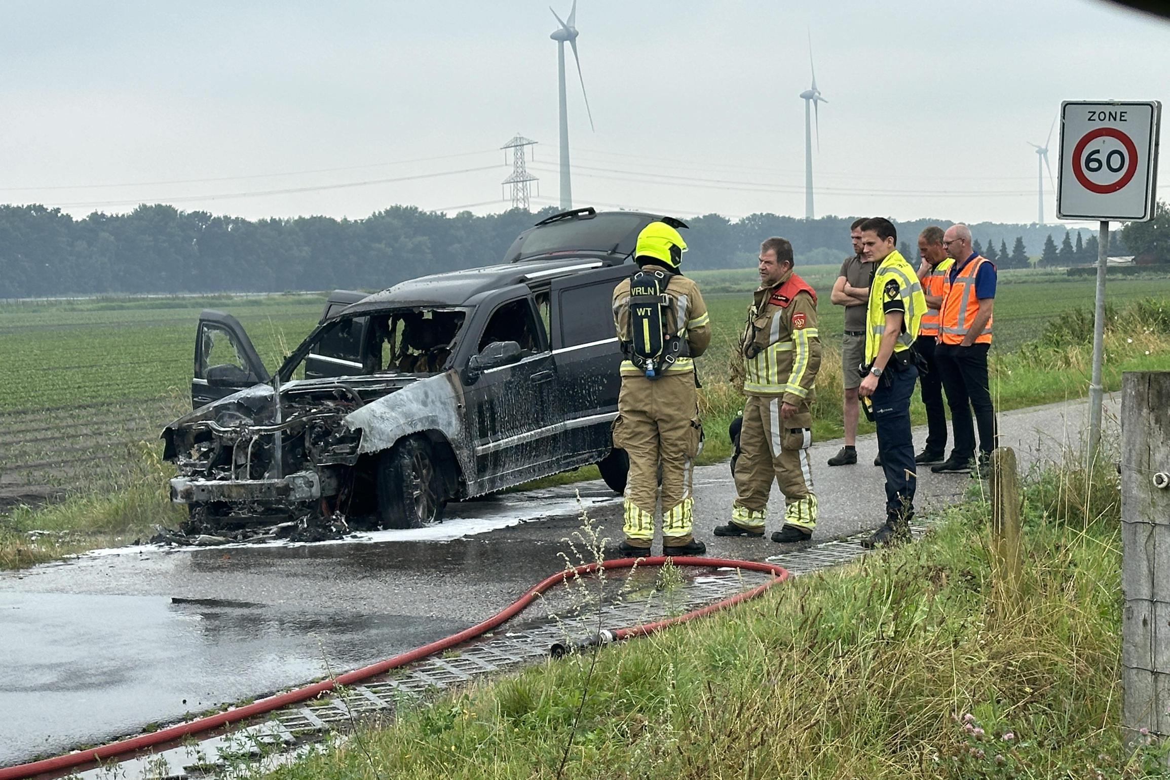 Auto vliegt tijdens het rijden in brand in Egchel, bestuurder en kalveren ongedeerd