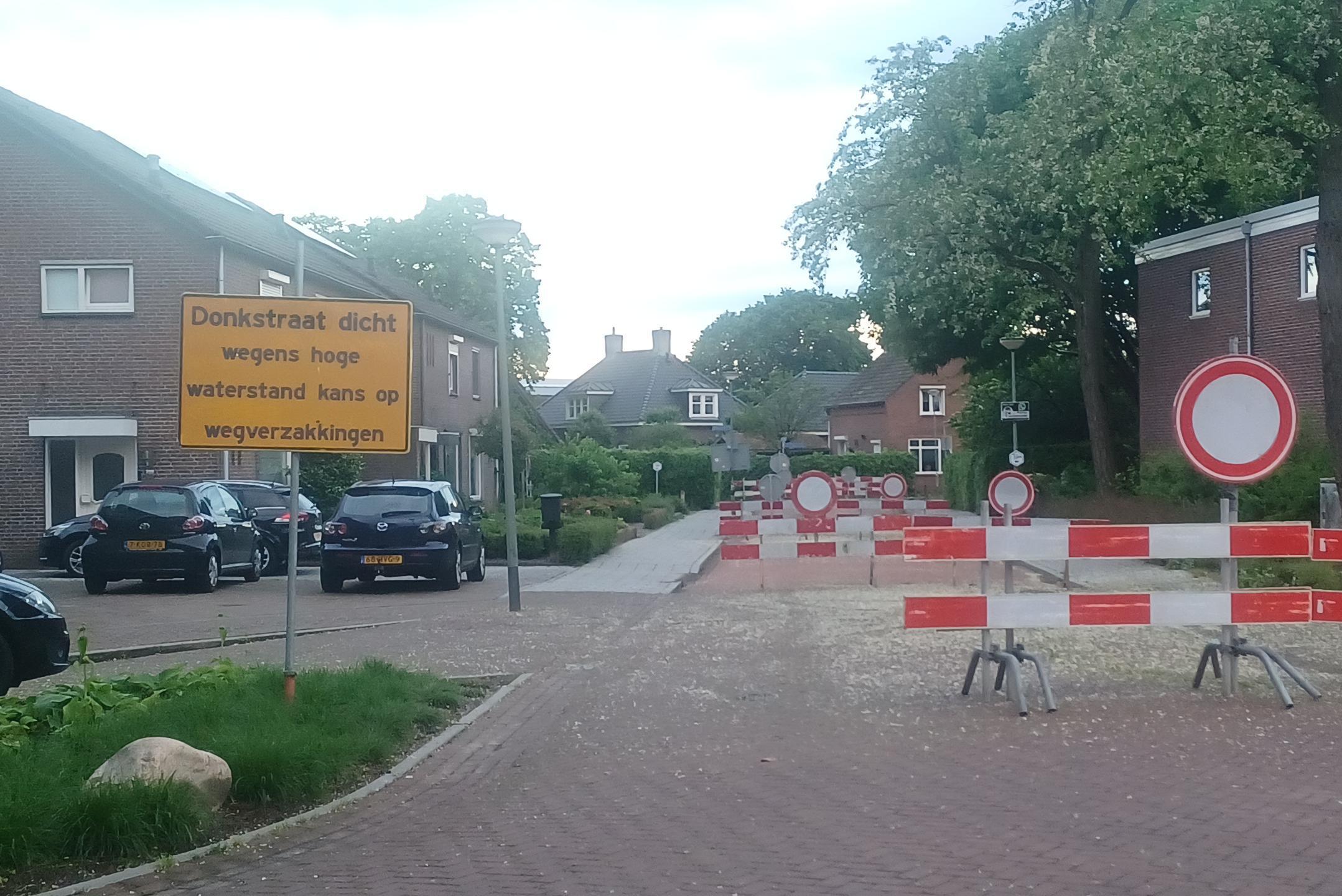 Hoog grondwater houdt herstel riool onder straat Meterik al maanden tegen, geduld gemeente raakt op