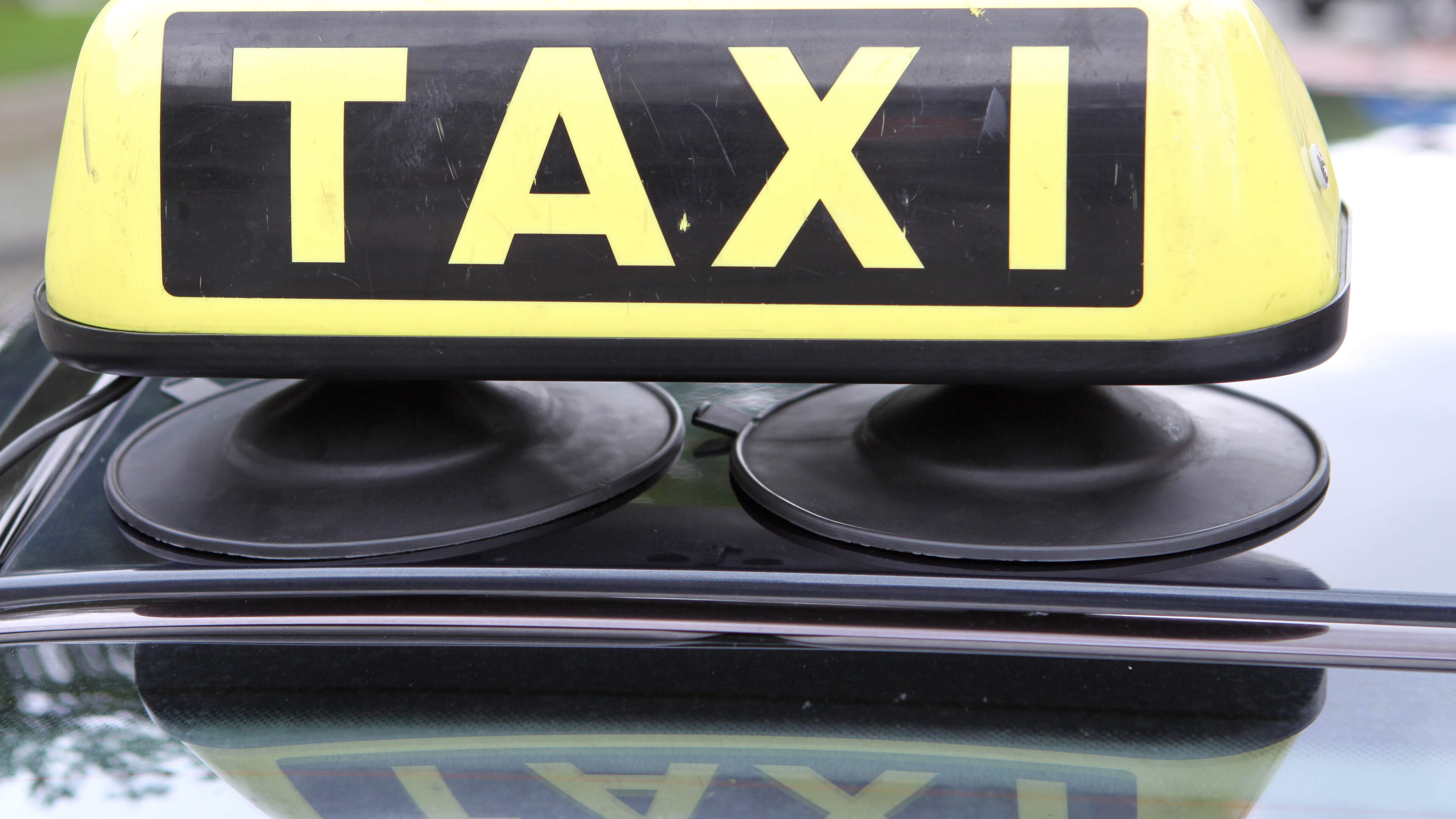 Chauffeur zonder rijbewijs en voorbijganger op het dak van een auto tijdens taxicontrole Pinkpop