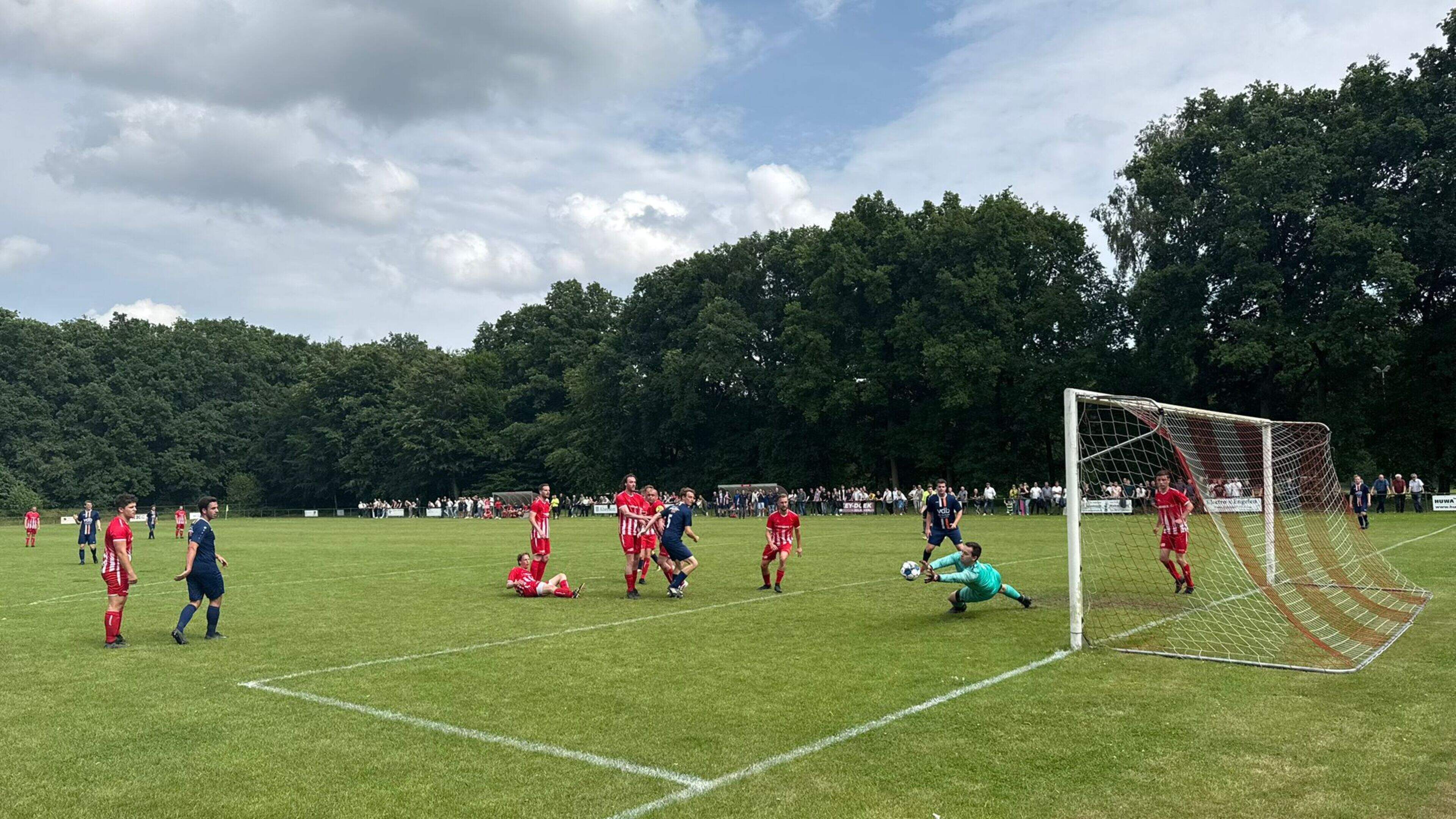 Doelman Maas valt vlak voor penaltyreeks in en helpt St. Joost naar volgende ronde nacompetitie na s