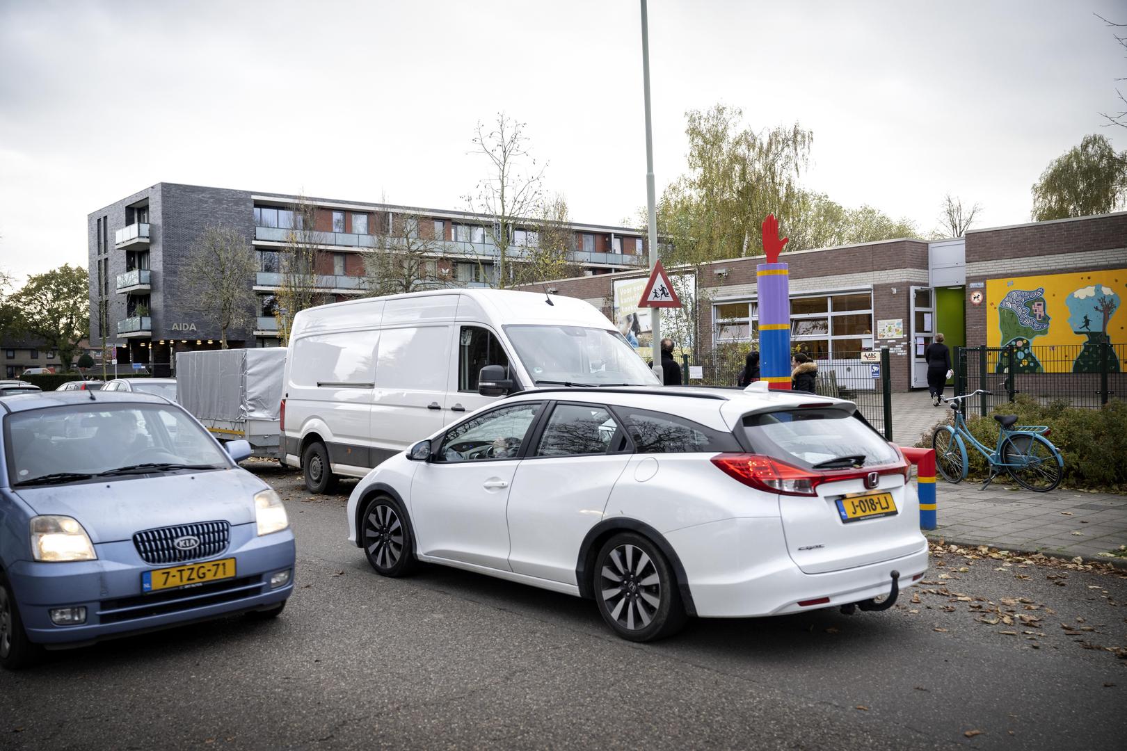 De verkeersveiligheid rondom basisschool De Reuzepas in Geleen baart ouders, leerlingen en de schoolleiding al langer zorgen. De gemeente Sittard-Geleen gaat nu maatregelen nemen. 