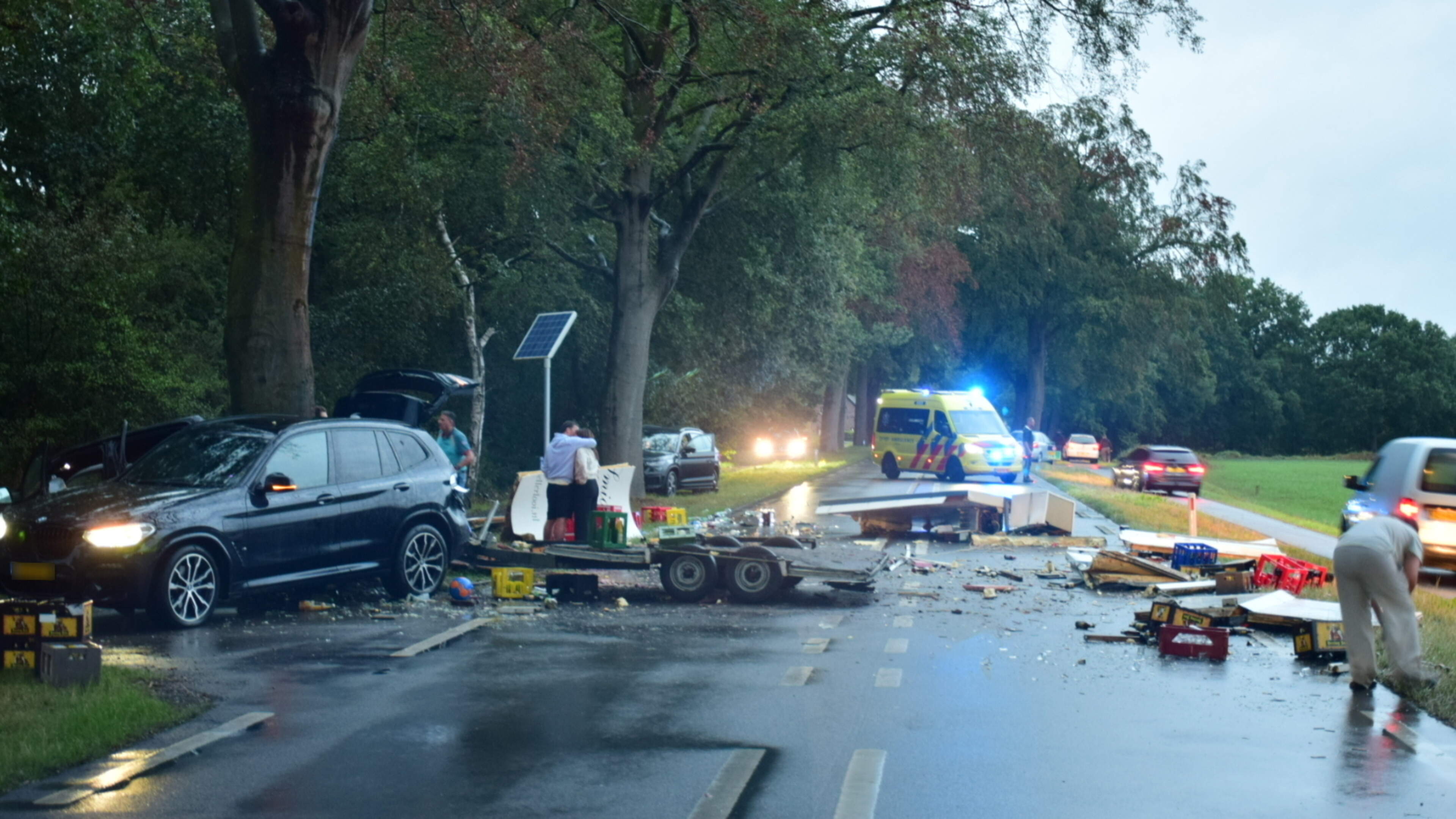 Weg bezaaid met drankflesjes, scherven en brokstukken na aanrijding in Wellerlooi