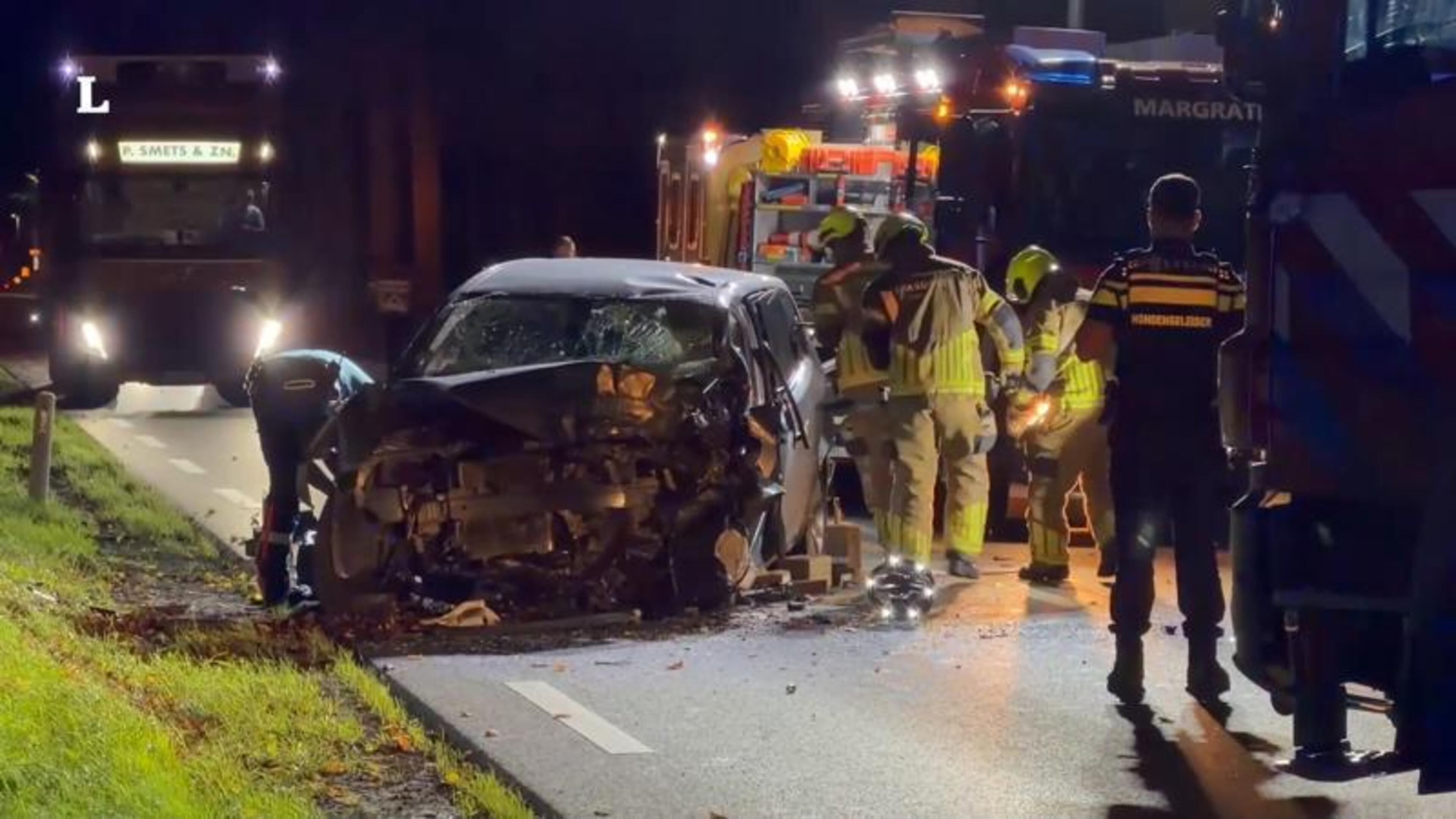 Bestuurder gewond na botsing tegen boom in Margraten
