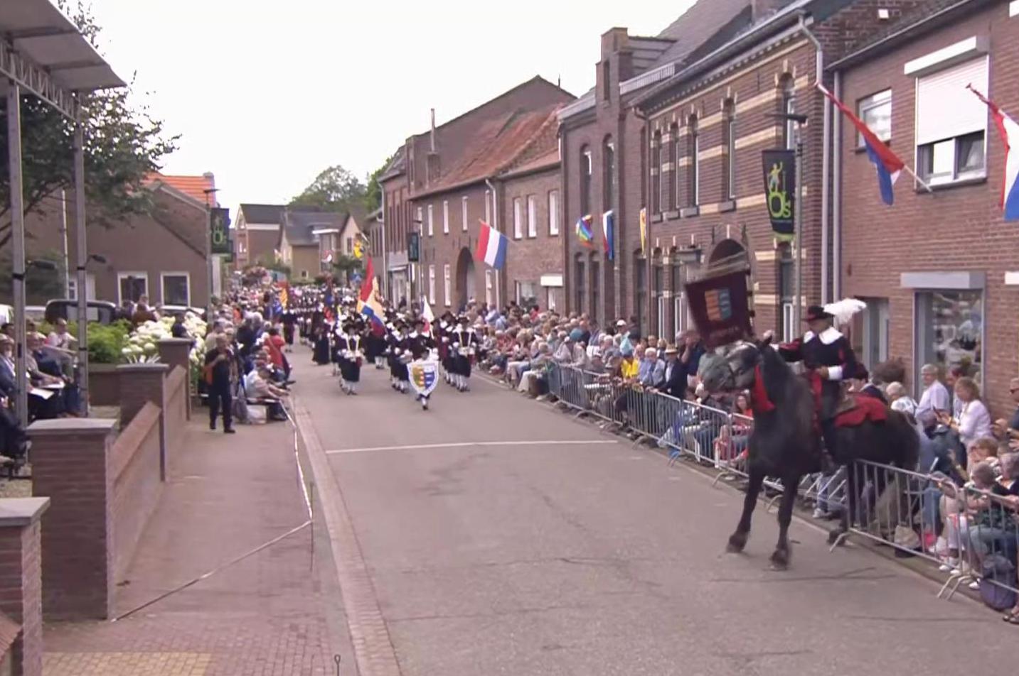 Toeschouwers defilé OLS schrikken zich een hoedje: paard in optocht schrikt en schopt hek omver