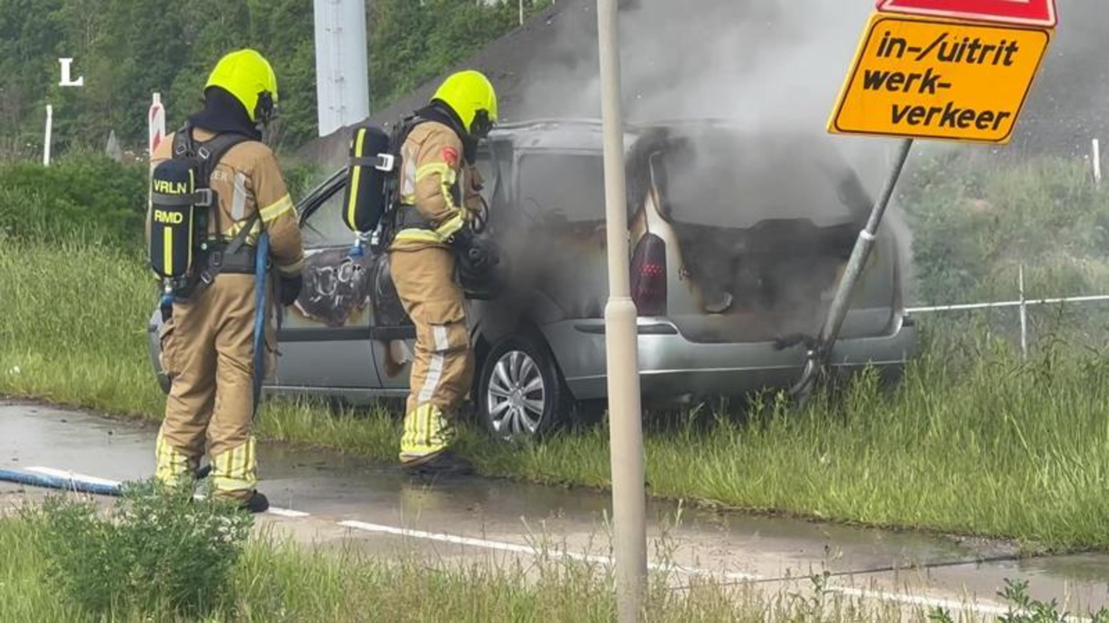 Rijdende auto vliegt in Brand in Susteren
