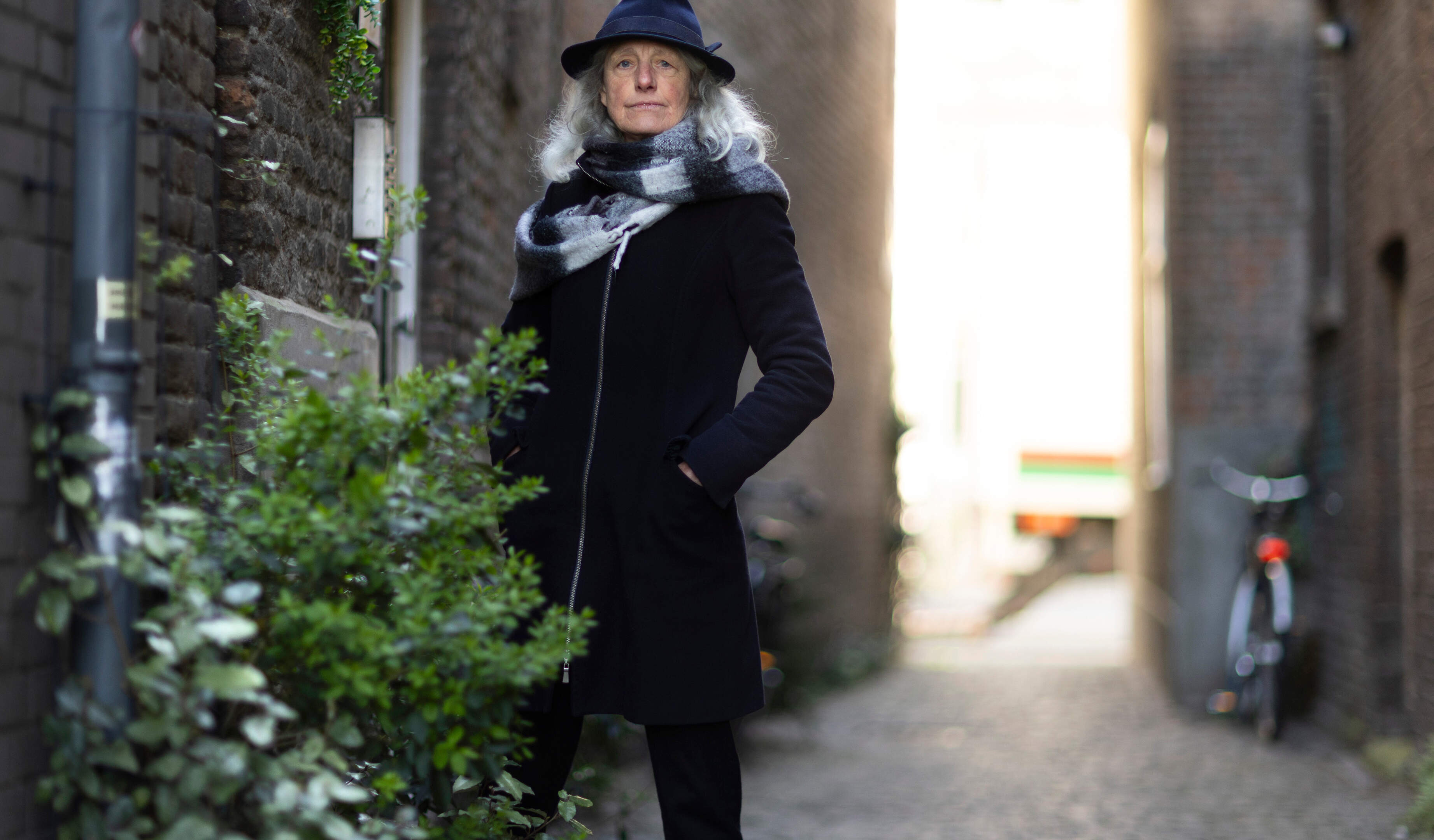 Tegelwip-goeroe Nelle (64) strijdt onvermoeibaar voor een groener Maastricht: ‘Vraag mensen van welk