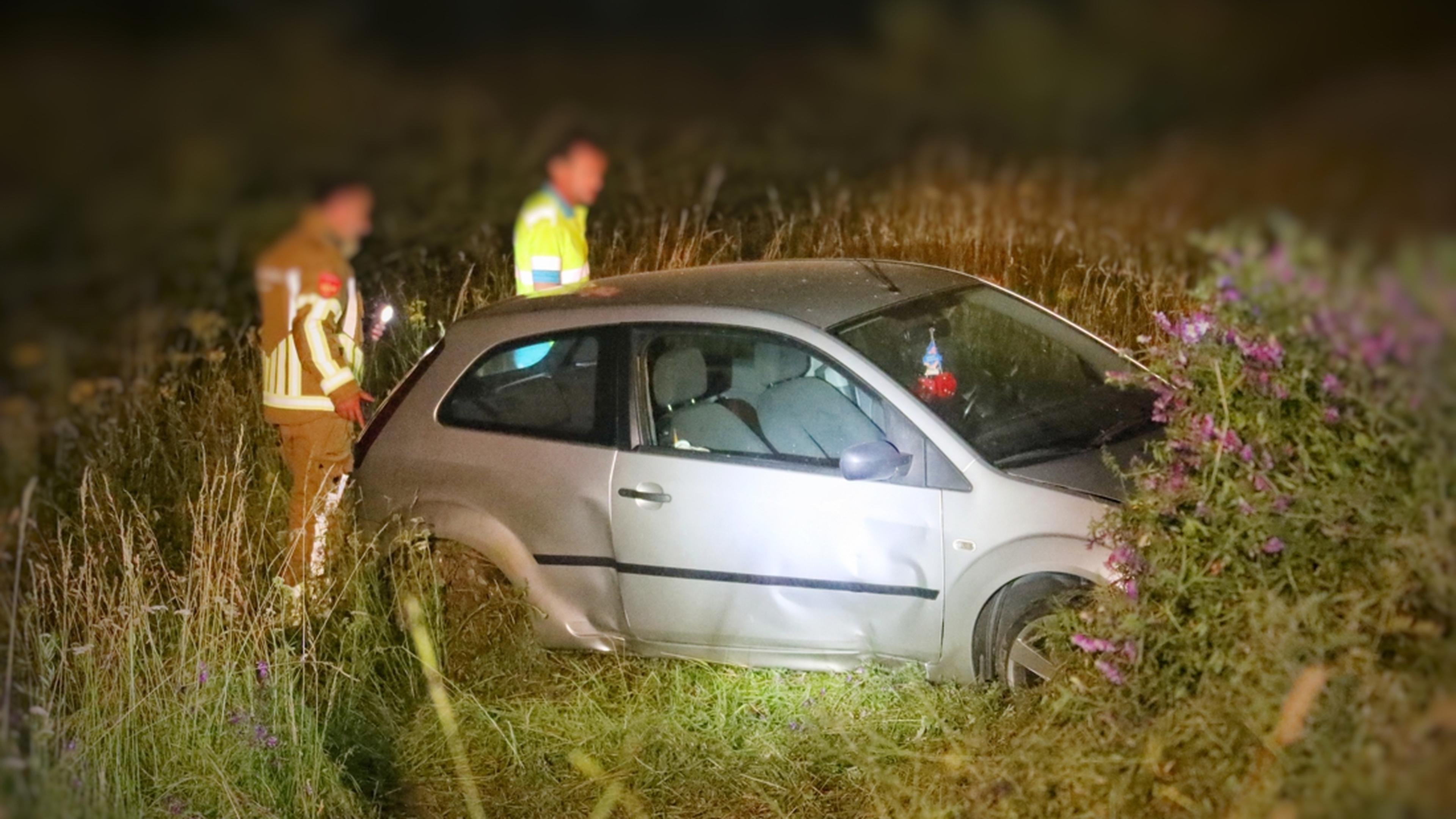 Automobilist valt vijf meter naar beneden met auto in Ohé en Laak