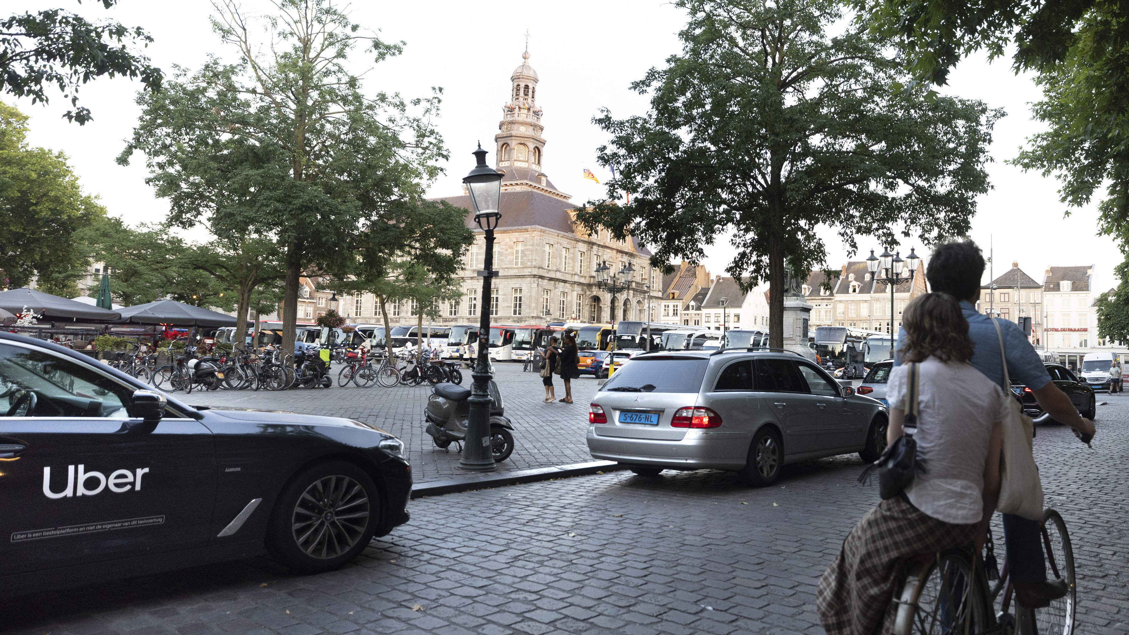 Maastrichtse taxichauffeurs dreigen met boycot van taxi-app Uber om te hoog tarief: ‘We leveren bijn