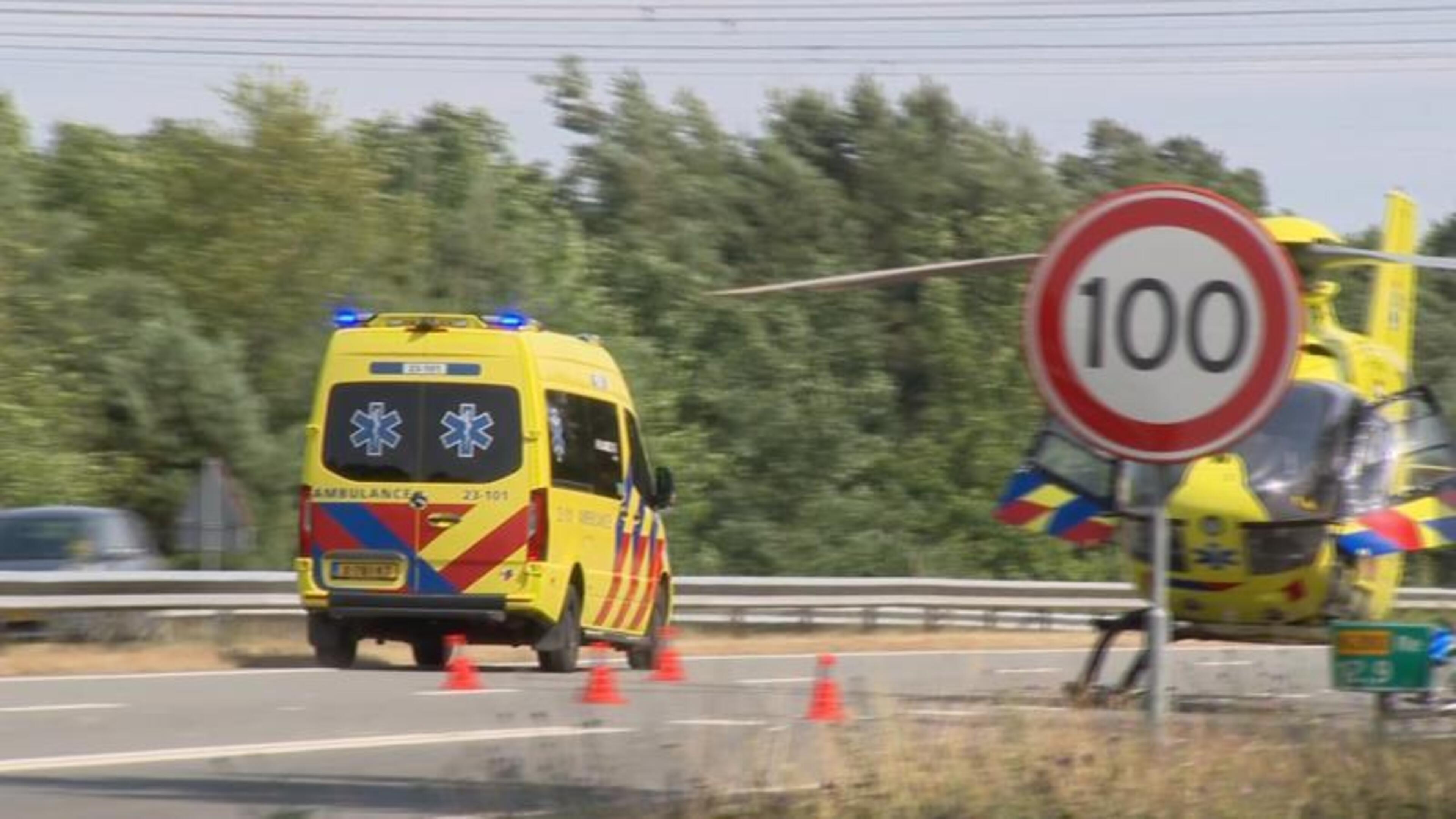 Vrachtwagen kantelt op N280 bij Horn, weg dicht: traumahelikopter geland