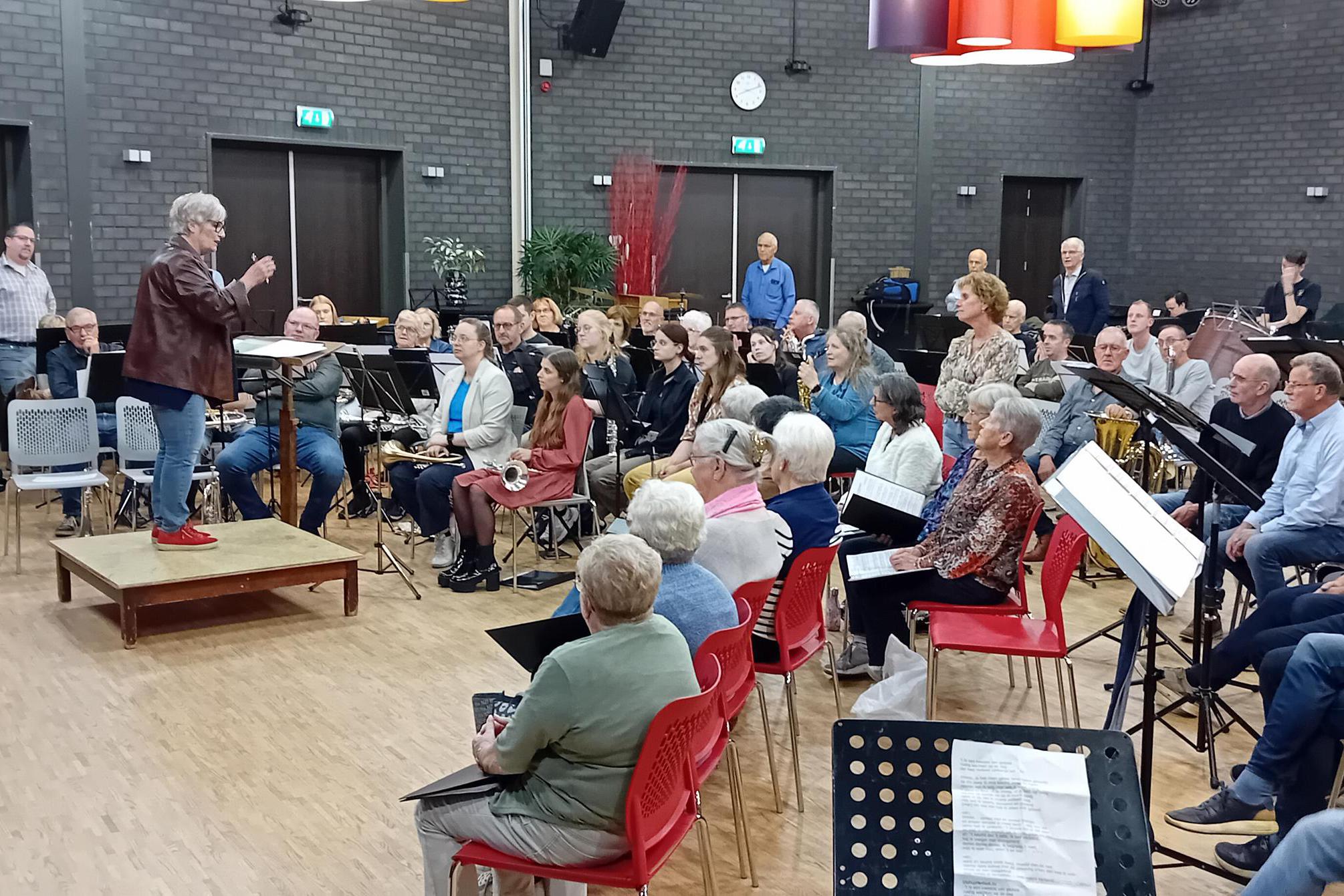 Muziektheatervoorstelling over dorpsleven in kerk Beringe