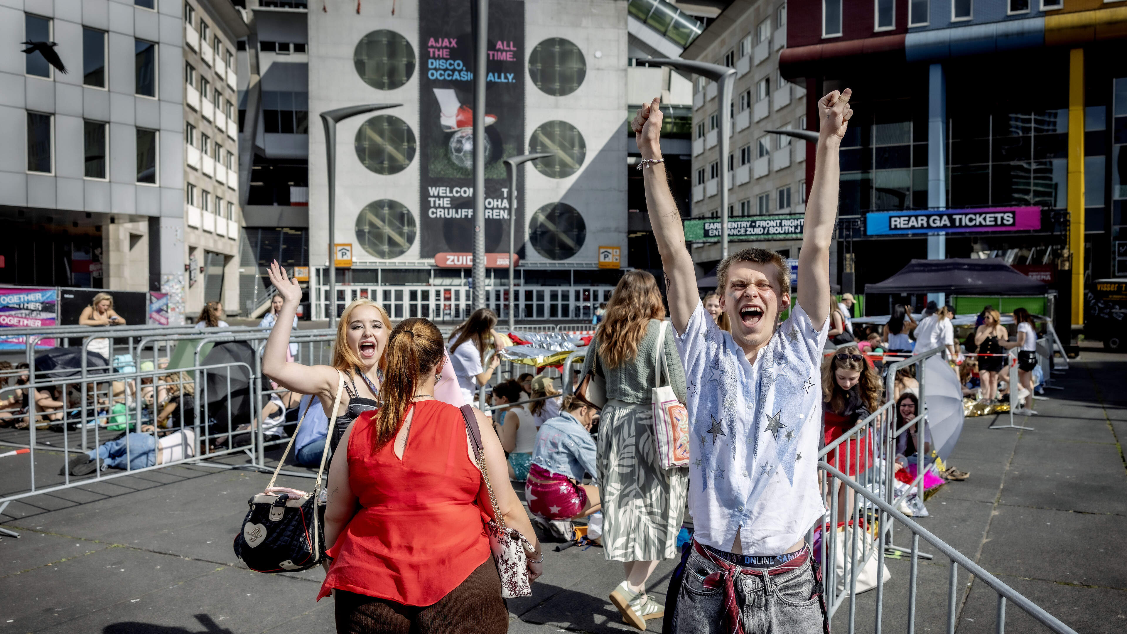 Fanbus 3FM brengt Limburgse Harries met vervoersproblemen naar hun idool Harry Styles: ‘Alsof alleen