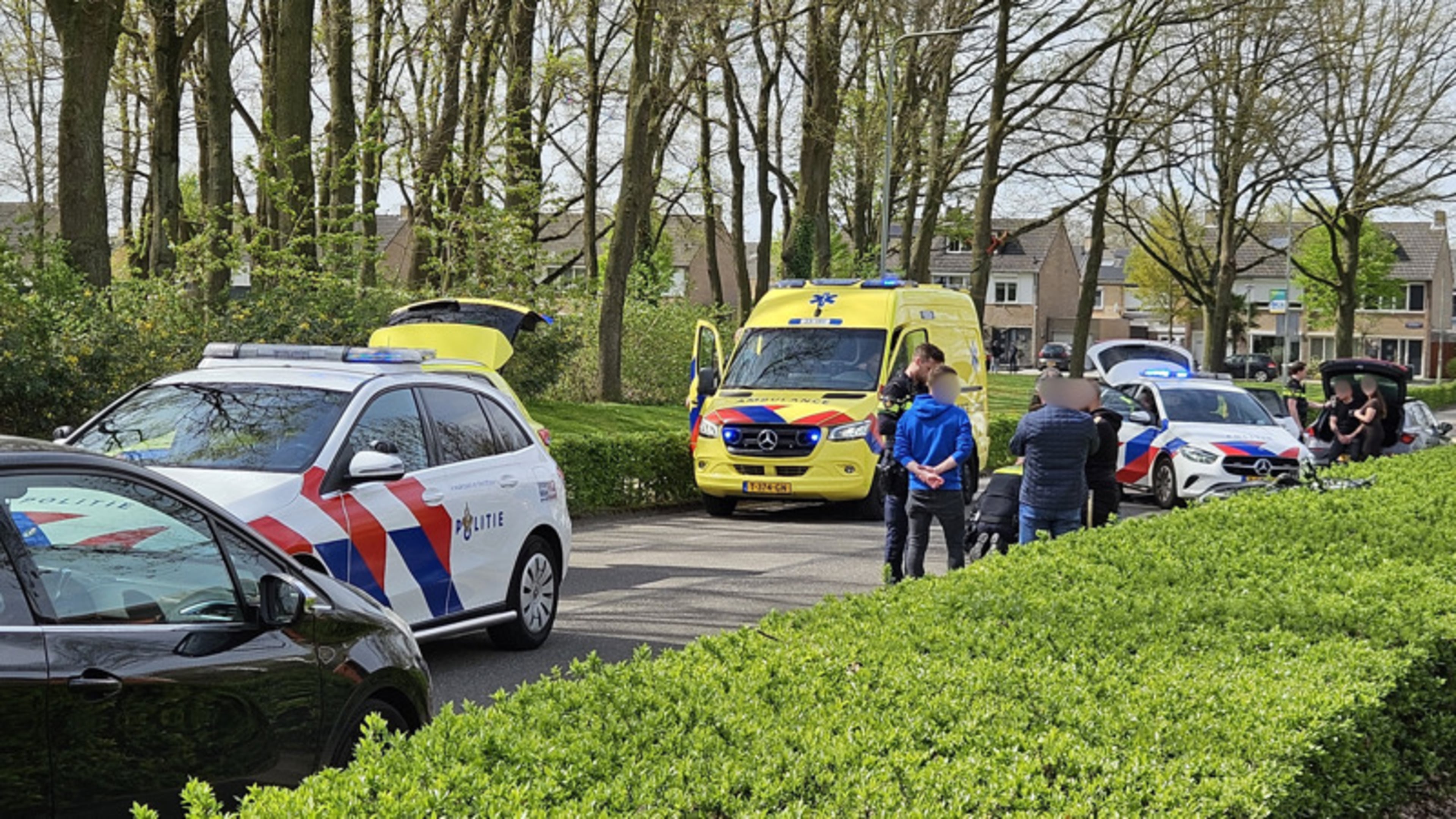 Kind op fiets raakt zwaargewond na botsing met auto in Melick