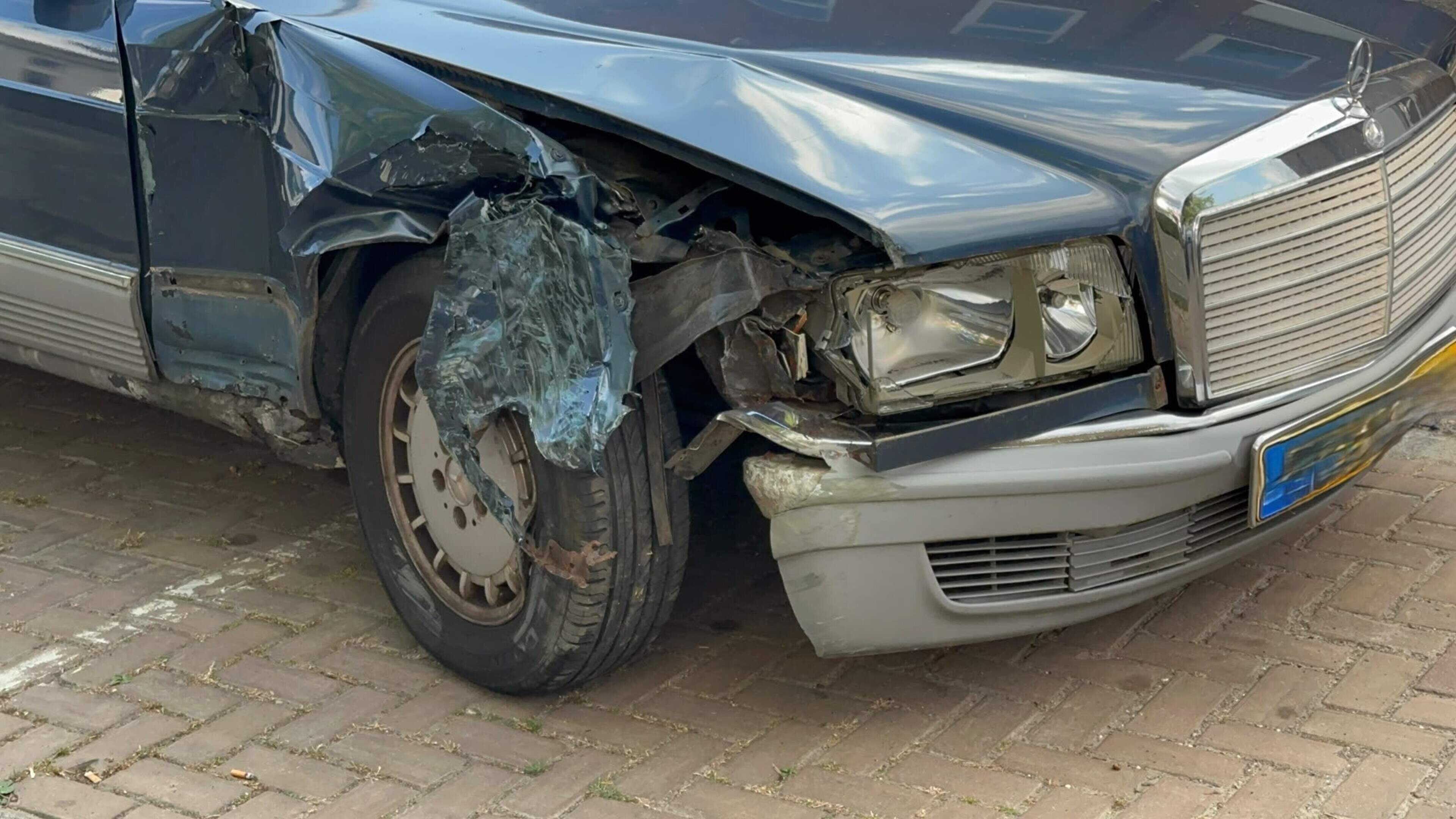 Automobilist naar het ziekenhuis na botsing tegen lantaarnpaal in Landgraaf